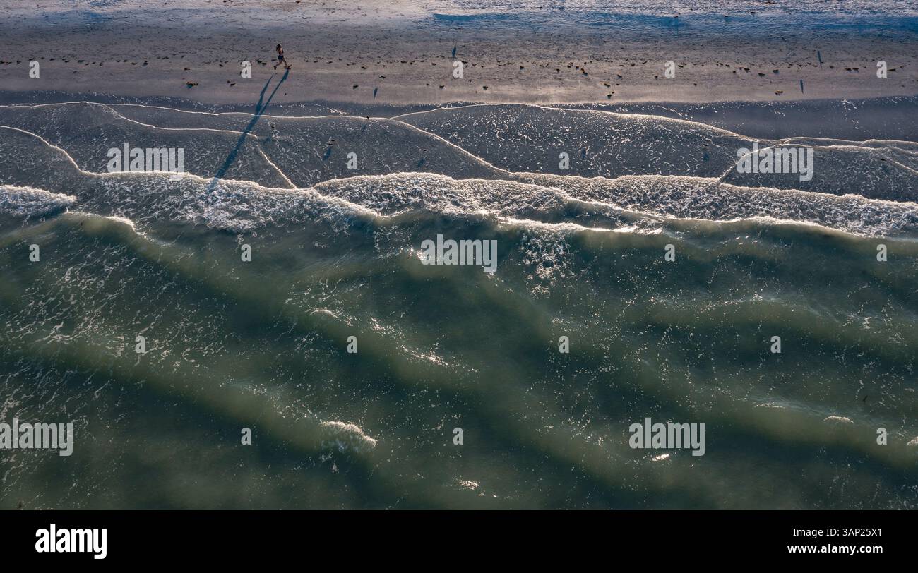 Vista aerea della spiaggia sabbiosa con una persona che corre sulla riva, Pass-A-Grille, Florida, Stati Uniti. Foto Stock