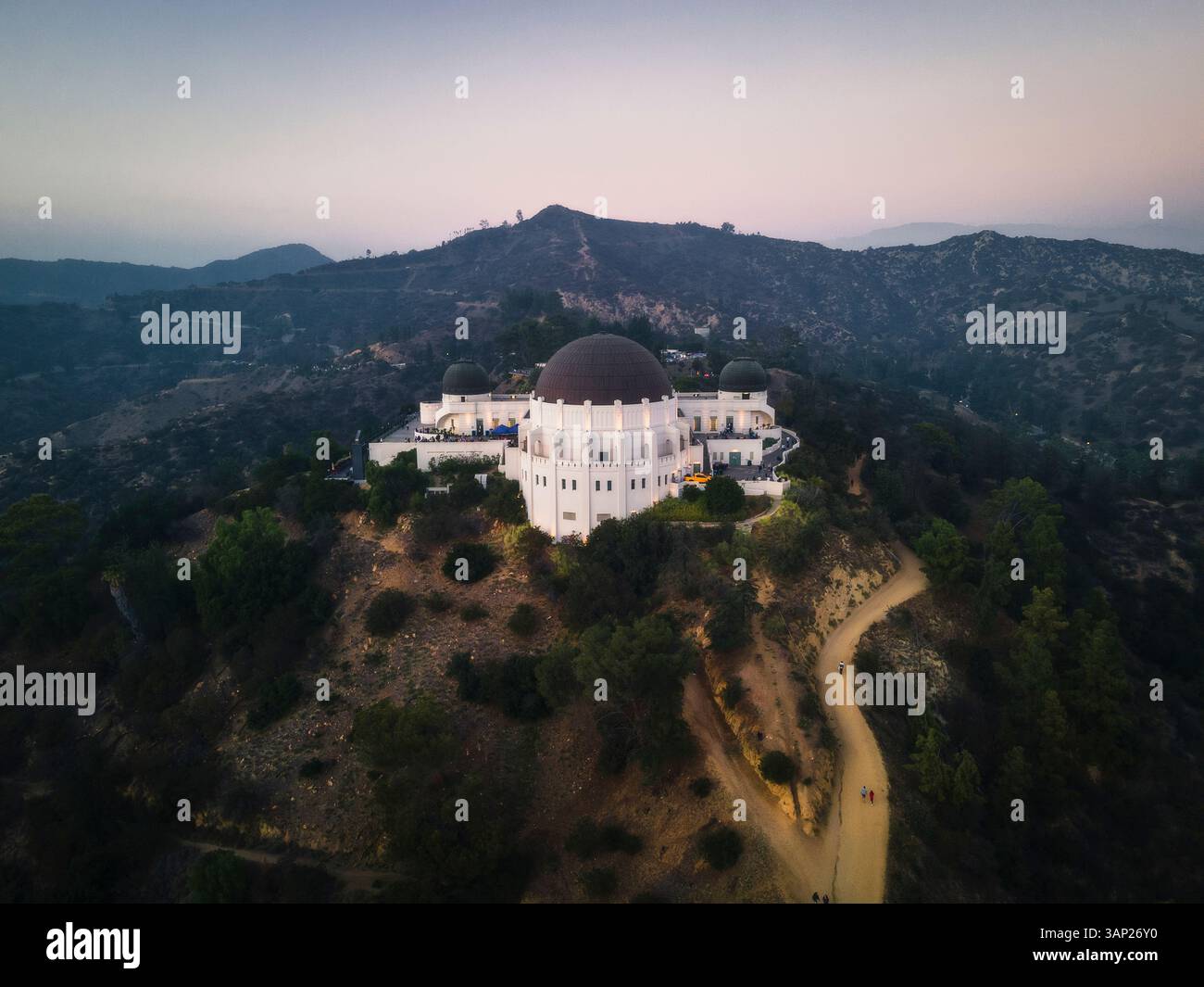 Vista aerea dell'osservatorio griffith al tramonto circondato da montagne e alberi, los angeles, stati uniti. Foto Stock