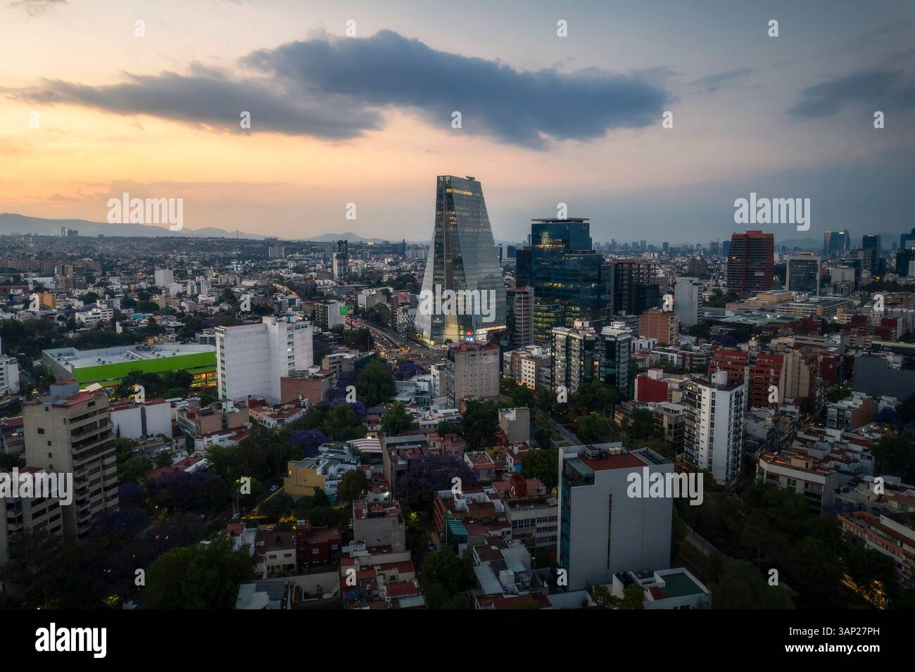 Vista aerea della torre manacar e del vivace paesaggio urbano al tramonto, benito juarez, messico. Foto Stock