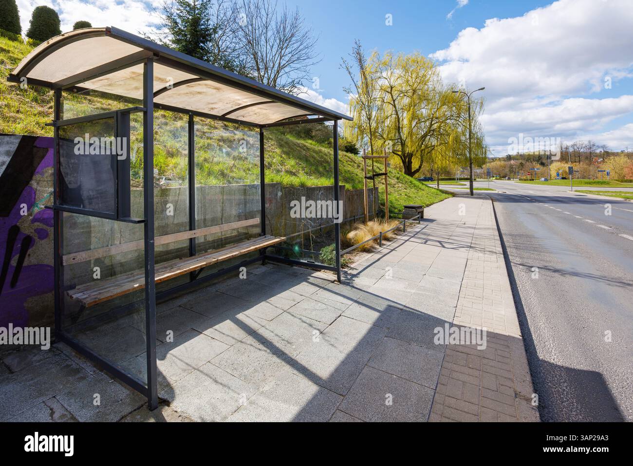 Una fermata dell'autobus vuota sul lato della strada in un giorno di primavera. Fermata dell'autobus coperta. Foto di alta qualità Foto Stock