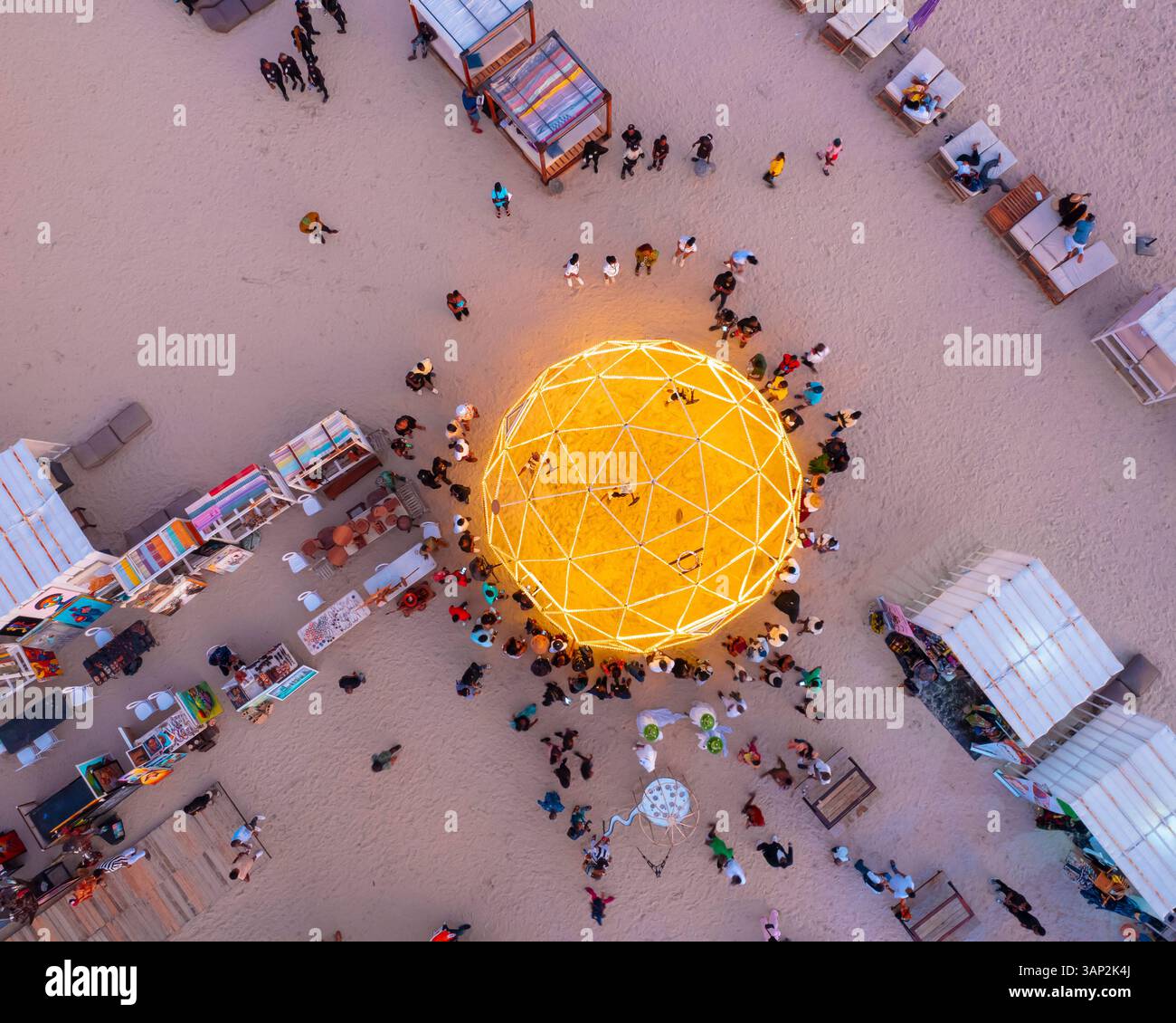 Victoria Island, Nigeria - 2 dicembre 2023: Veduta aerea del vivace mercato all'aperto con balli luminosi illuminati e folla di persone, Victoria Island, Foto Stock