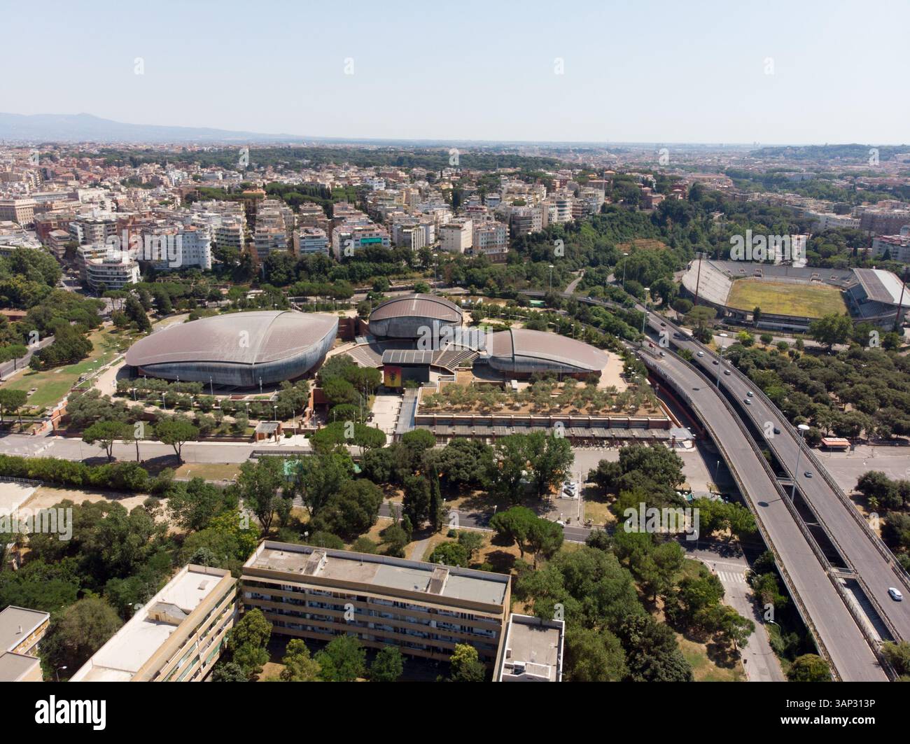 ROMA, ITALIA - 21 LUGLIO 2019: Veduta aerea dello stadio Flaminio e dell'Auditorium Parco della musica, complesso concertistico con auditorium per eventi e archeo Foto Stock