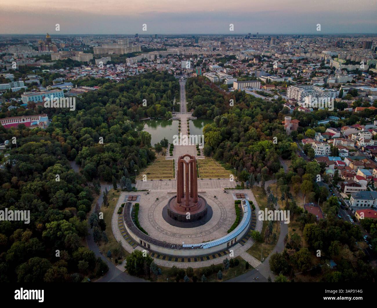 Vista aerea del Memoriale degli eroi della nazione, Bucarest, Romania. Foto Stock