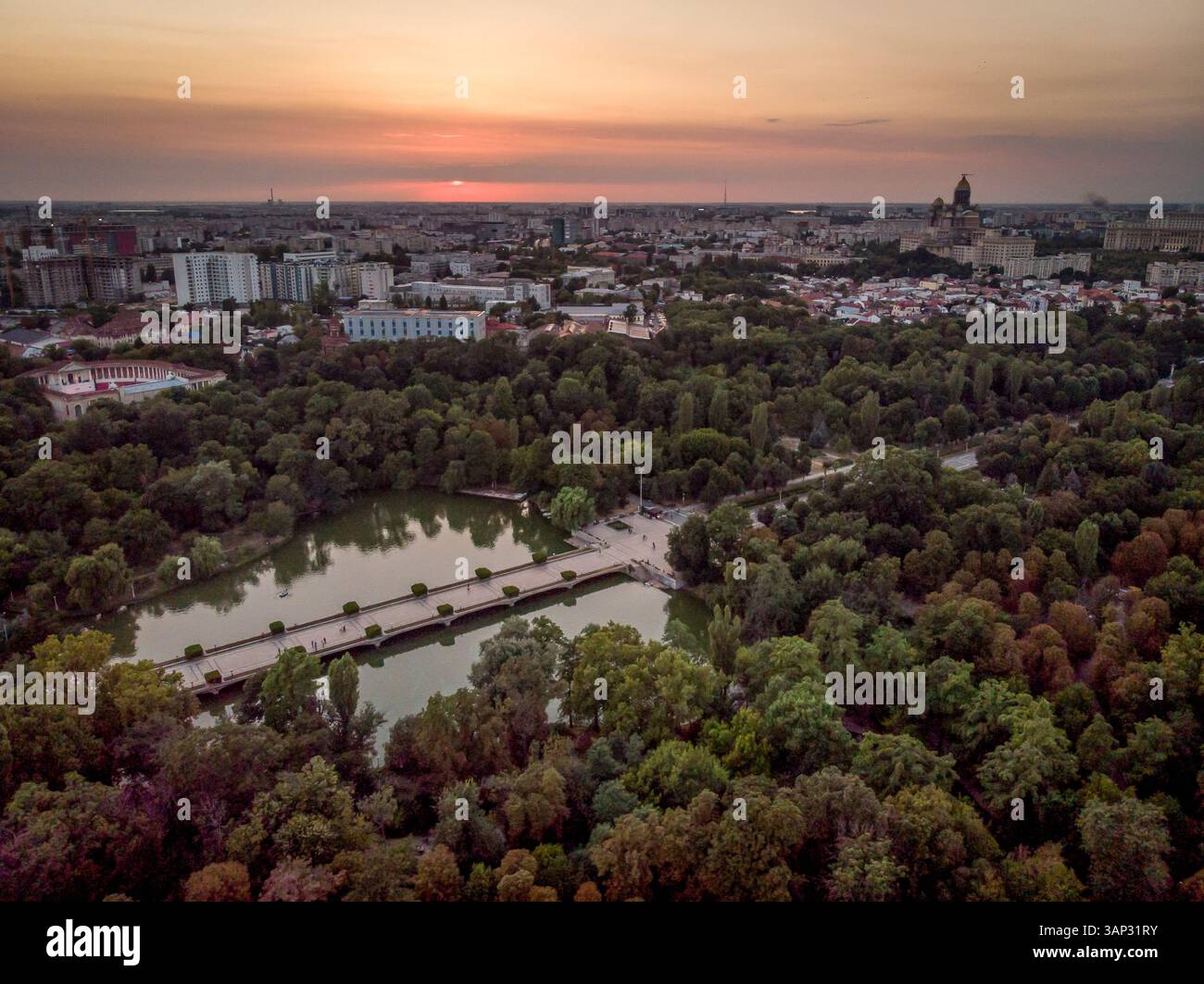 Vista aerea del lago e parco Parcul Carol i, Bucarest, Romania. Foto Stock