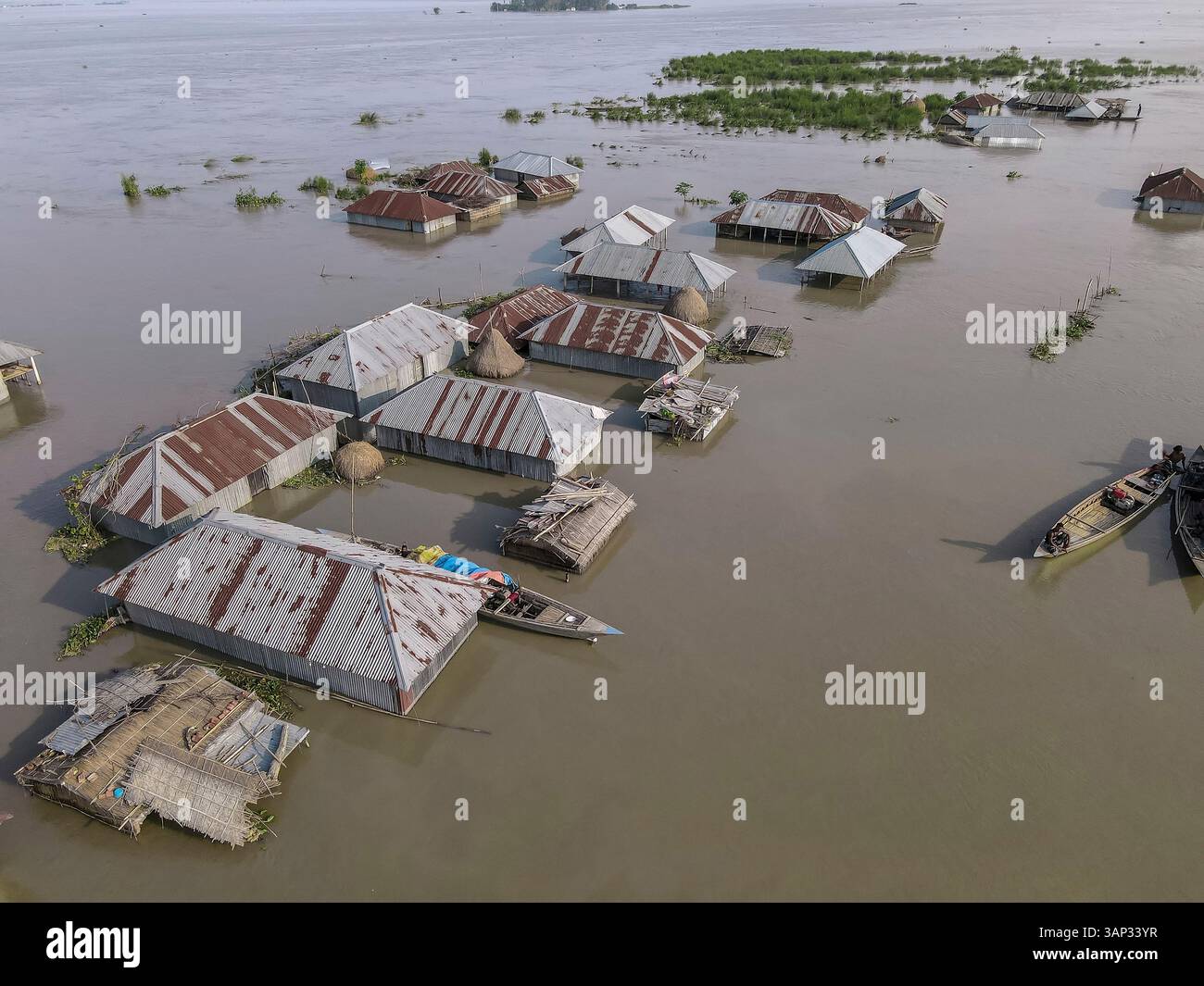 Veduta aerea di case e barche inondate d'acqua in un villaggio rurale, Jatrapur, Kurigram, Bangladesh. Foto Stock