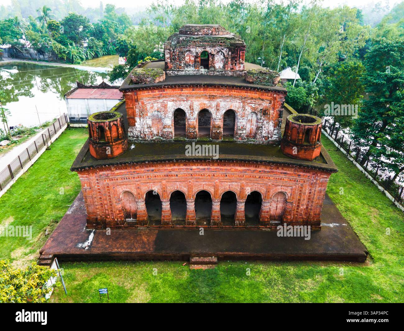 Vista aerea dell'antico tempio Navaratna con vegetazione lussureggiante e intricati lavori in muratura, Hatikumurul, Sirajganj, Bangladesh. Foto Stock