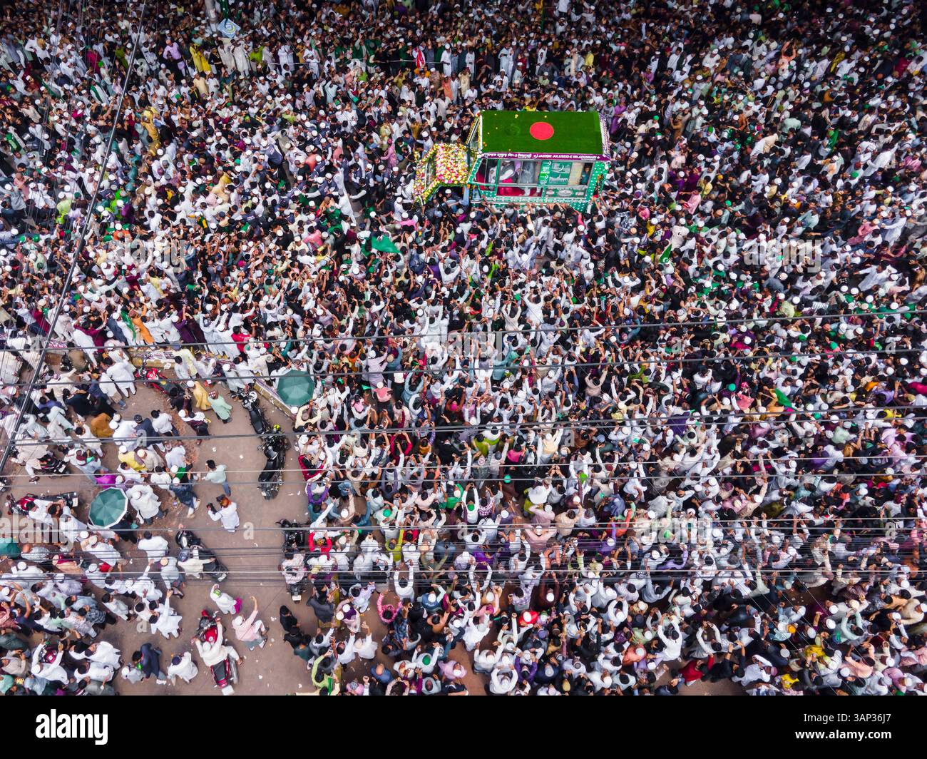 Chittagong, Bangladesh - 15 settembre 2024: Veduta aerea di una vivace processione che celebra Milad un Nabi con una folla gioiosa e bandiere colorate, Chit Foto Stock