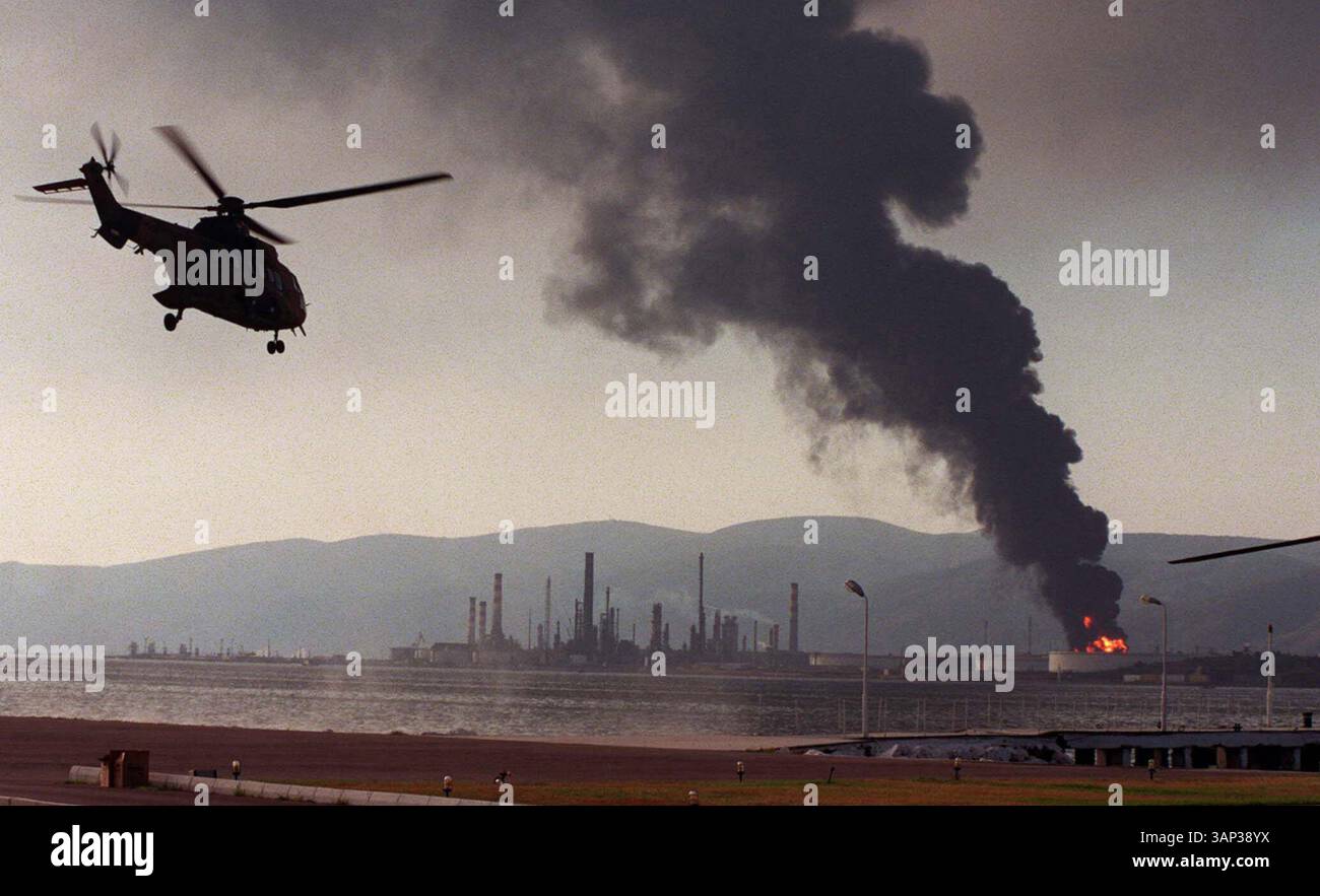 1 DICEMBRE 1999 - GOLCUK, TURKIYE - GOLCUK'TEKI TUPRAS RAFINERISINDEKI YANGINI SONDURME CALISMALARI SURUYOR. (ANADOLU AJANSI-EKIP-1999).UN EARTQUAKE REGISTERED7.8 SULLA SCALA RICHTER COLPÌ IL GOLCUK TURCO DI IZMIT, CROLLANDO MOLTI EDIFICI E UCCIDENDO MOLTE PERSONE. IL BILANCIO DELLE VITTIME POTREBBE RAGGIUNGERE i 10000.©IMAPRESS (Credit Image: © Globe Photos/ZUMAPRESS.com) Foto Stock