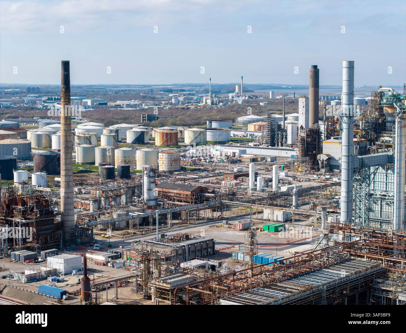 Serbatoi di stoccaggio e tubi della raffineria di petrolio di Stanlow, Ellesmere Port, Cheshire, Inghilterra Foto Stock