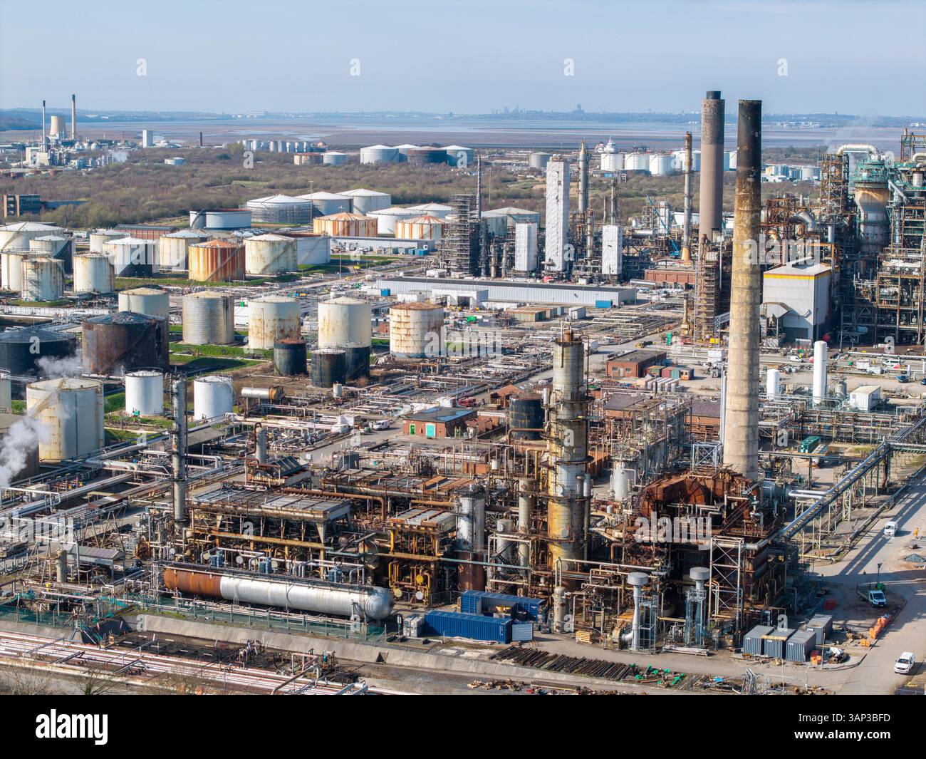 Stotage Tank e pipe della raffineria di petrolio di Stanlow, Ellesmere Port, Cheshire, Inghilterra Foto Stock