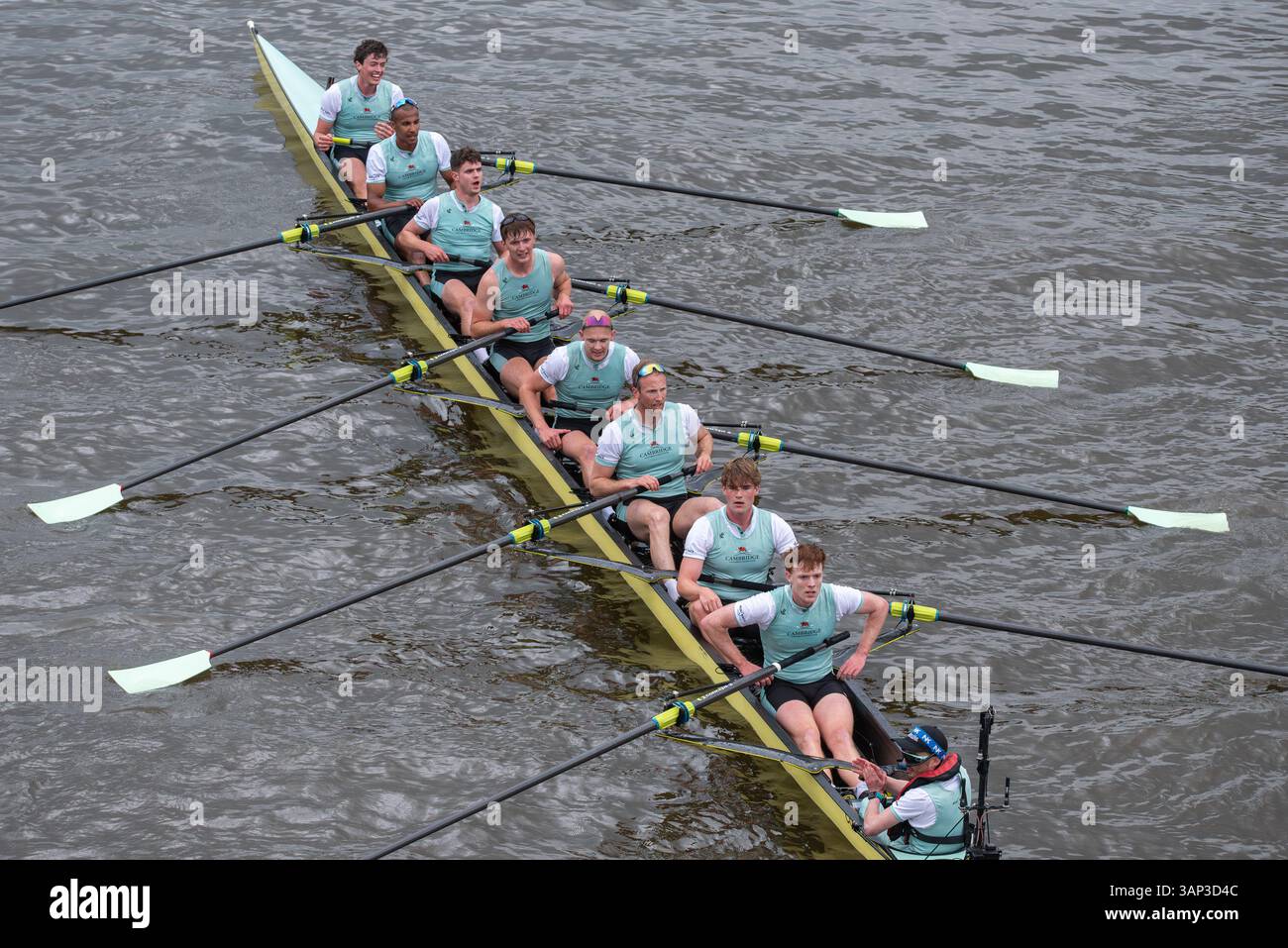 University Boat Race squadra maschile Cambridge dopo il traguardo vicino a Chiswick Bridge Foto Stock