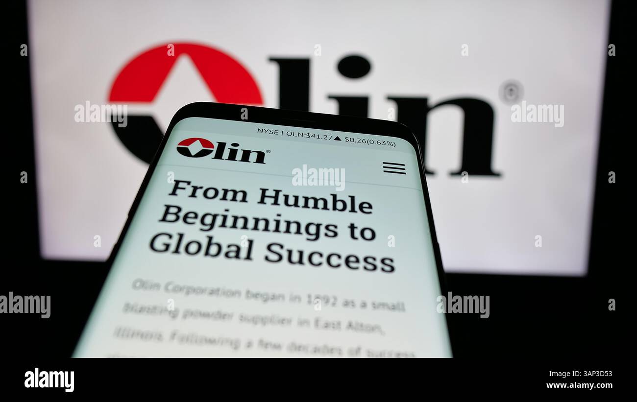 Stoccarda, Germania - 12-09-2024: Telefono cellulare con sito web della società chimica statunitense Olin Corporation sullo schermo davanti al logo aziendale. Foto Stock