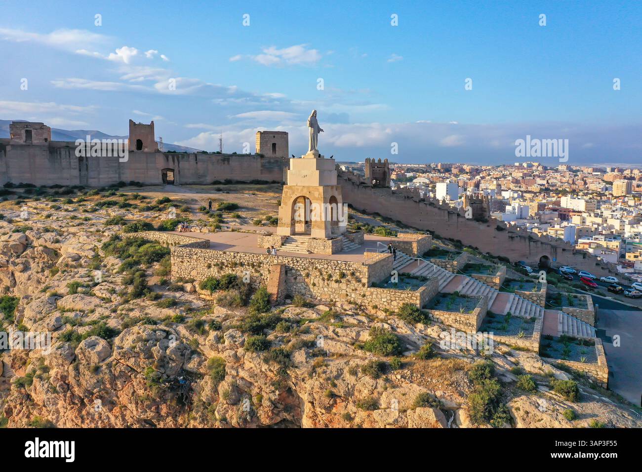 Vista aerea del monumento Cerro San Cristobal di fronte alla città e alla fortezza sullo sfondo di Almería, Andalusia, Spagna. Foto Stock