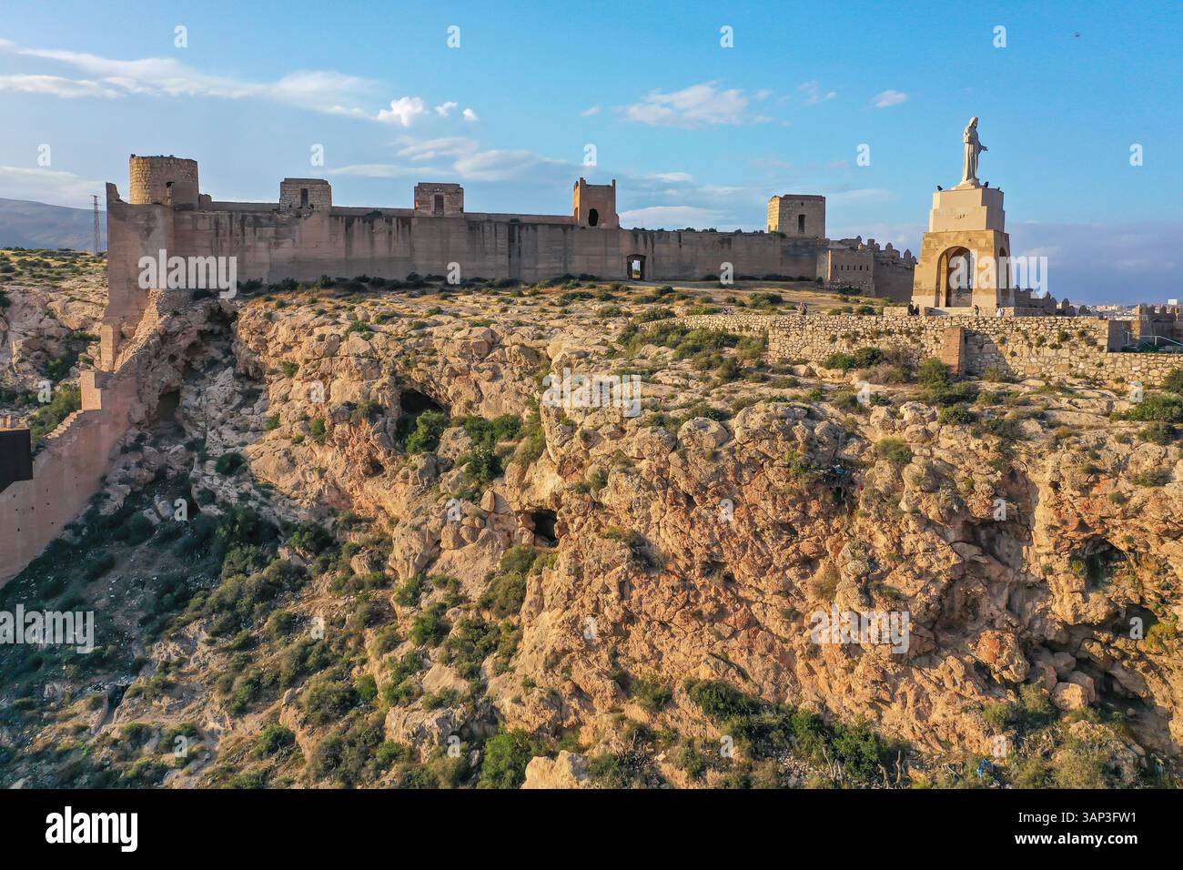 Veduta aerea di Muralla de Jairán che collega la fortezza e il monumento di Cerro San Cristobal a Almería, Andalusia, Spagna. Foto Stock