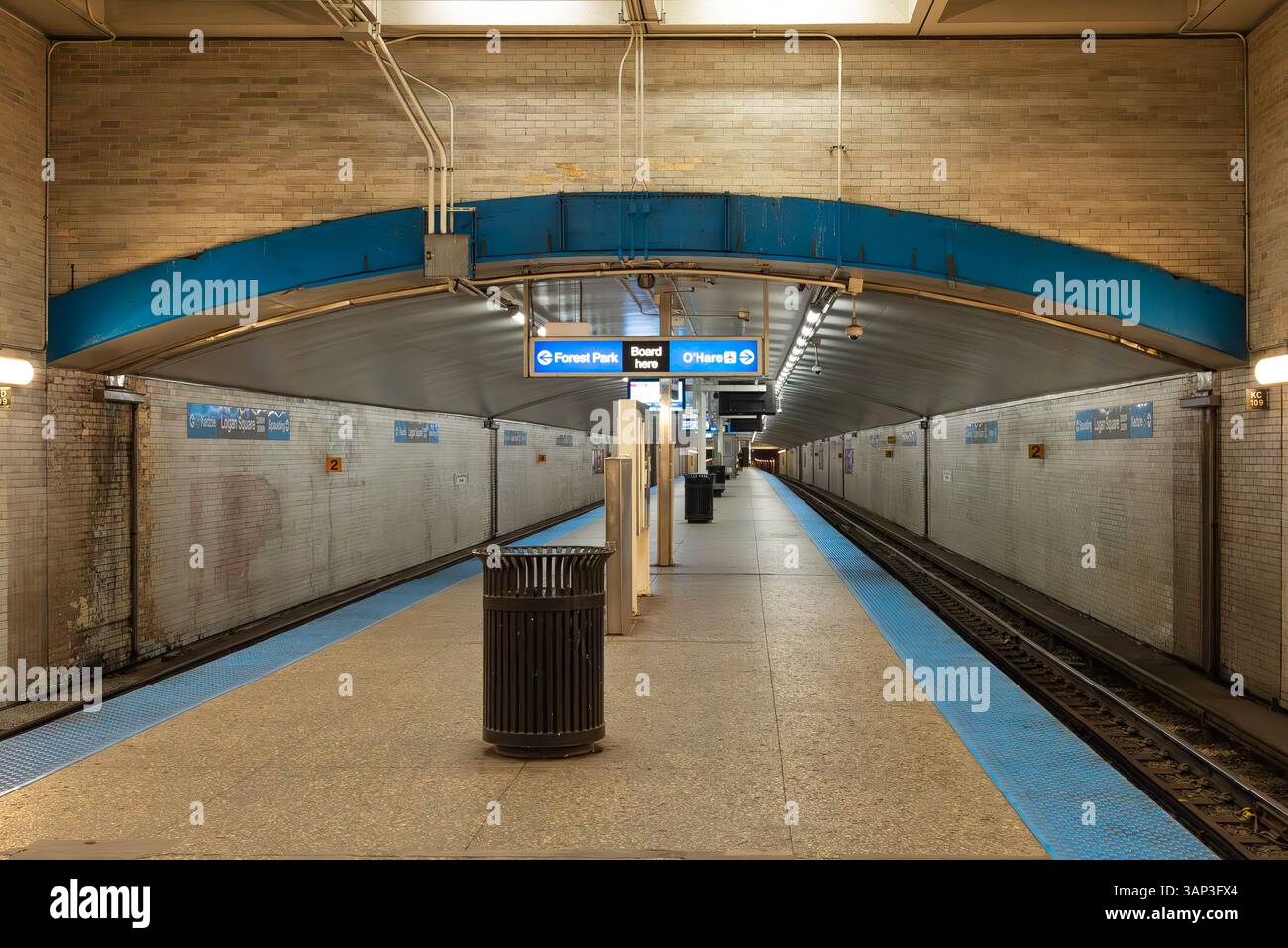 Chicago, Illinois - Stati Uniti - 6 aprile 2025: La Logan Square Blue Line Station di Chicago, Illinois, USA. Foto Stock