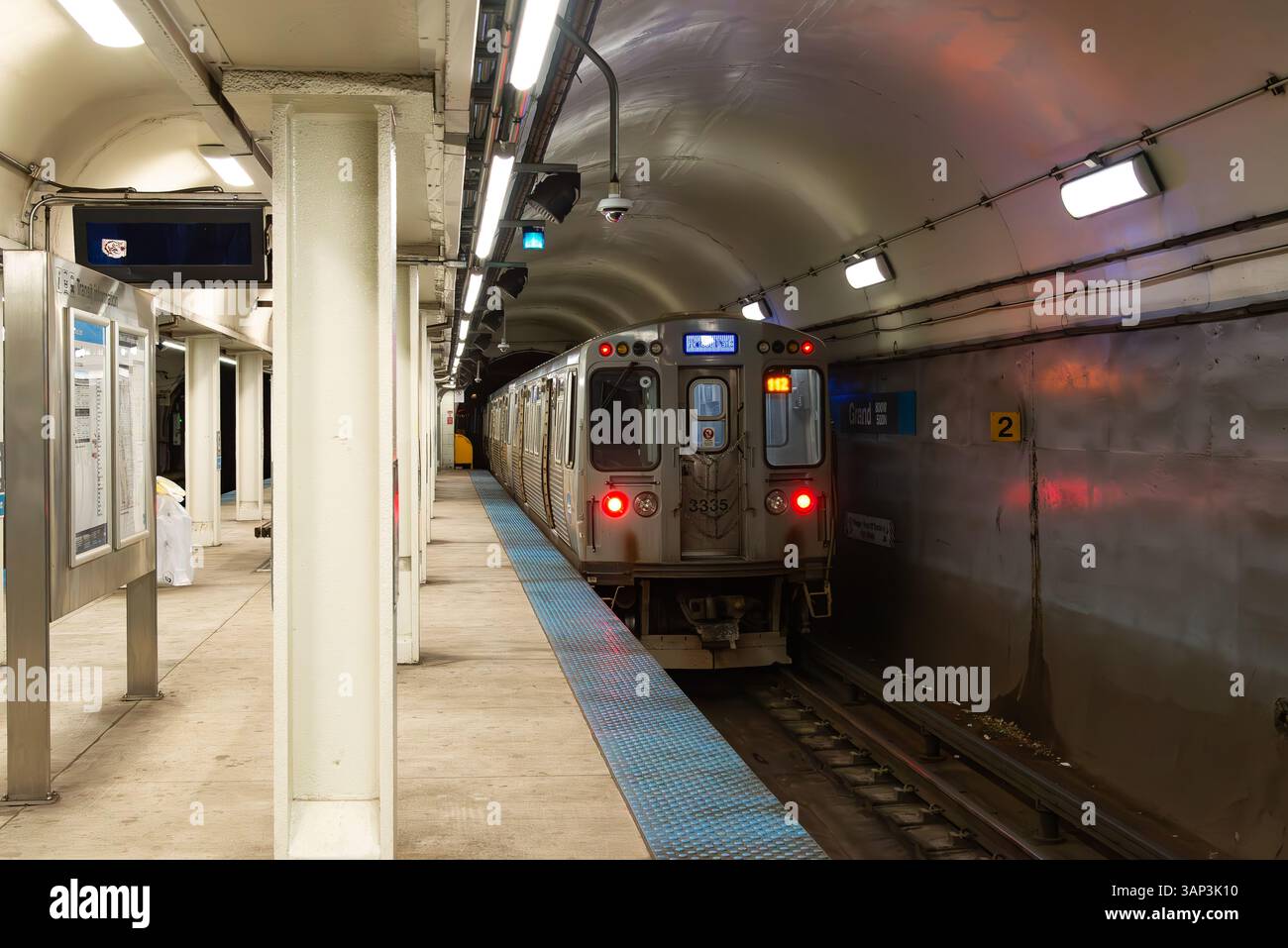 Chicago, Illinois - Stati Uniti - 6 aprile 2025: La Logan Square Blue Line Station di Chicago, Illinois, USA. Foto Stock