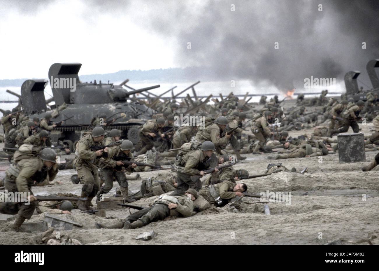DATA DI USCITA 24 luglio 1998 TITOLO: Salvare il soldato Ryan le forze americane assaltano Omaha Beach durante la massiccia invasione del D-Day della Normandia in una scena della serie televisiva DreamWorks Pictures e Paramount Pictures "salvare il soldato Ryan". (Credit Image: © Globe Photos/ZUMA Wire)DATA DI RILASCIO 24 luglio 1998 TITOLO: Saving Private Ryan Foto Stock