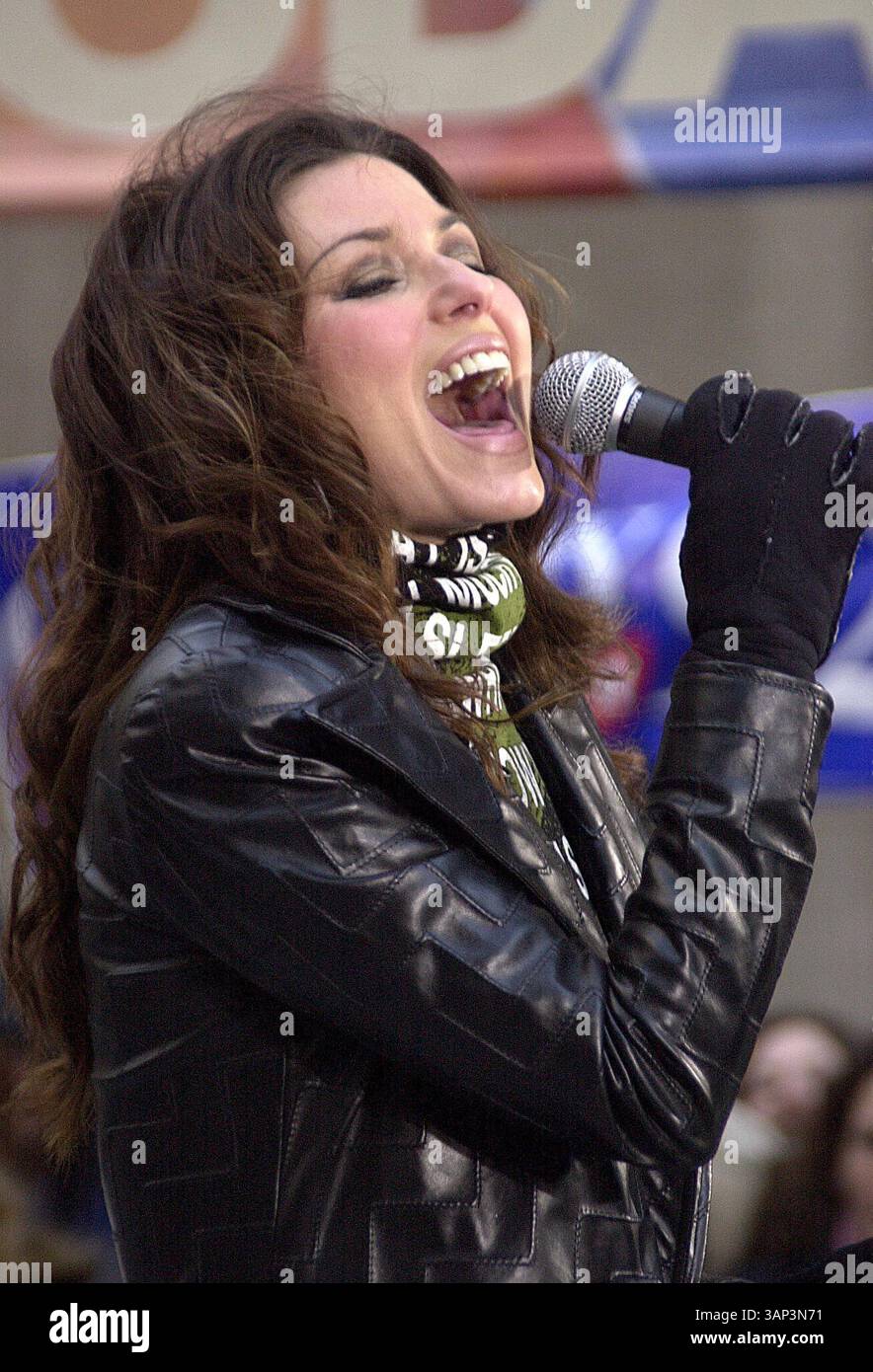 1 GENNAIO 2011 - K27532JKRON SD11/26/02.SHANIA TWAIN SI ESIBISCE ALLA SERIE DI CONCERTI POST-ESTIVI DELLA NBC AL ROCKEFELLER CENTER,.NYC..SHANIA TWAIN. JOHN KRONDES/(immagine di credito: © Globe Photos/ZUMAPRESS.com) Foto Stock