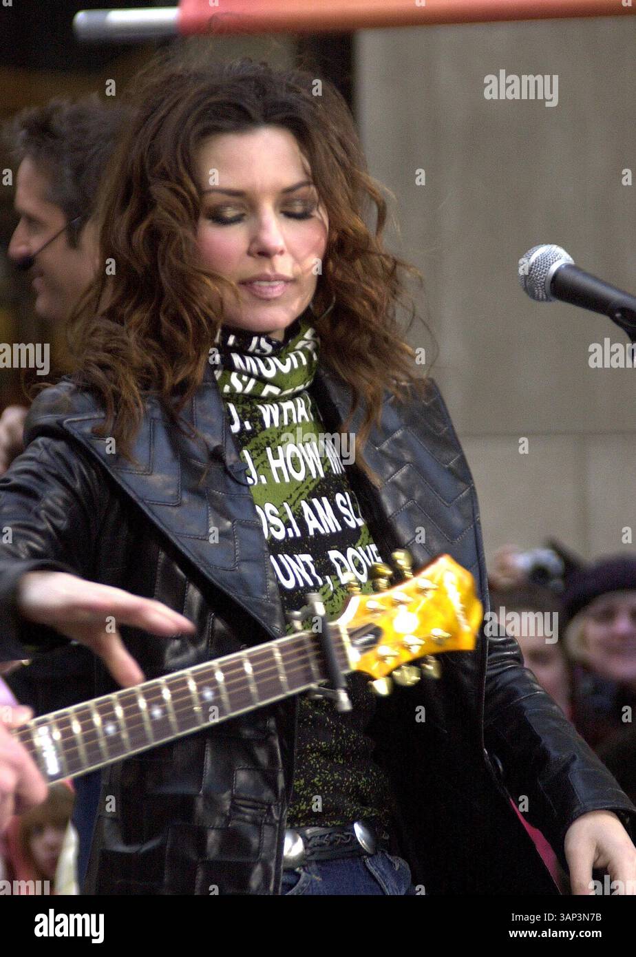 1 GENNAIO 2011 - K27532JKRON SD11/26/02.SHANIA TWAIN SI ESIBISCE ALLA SERIE DI CONCERTI POST-ESTIVI DELLA NBC AL ROCKEFELLER CENTER,.NYC..SHANIA TWAIN. JOHN KRONDES/(immagine di credito: © Globe Photos/ZUMAPRESS.com) Foto Stock