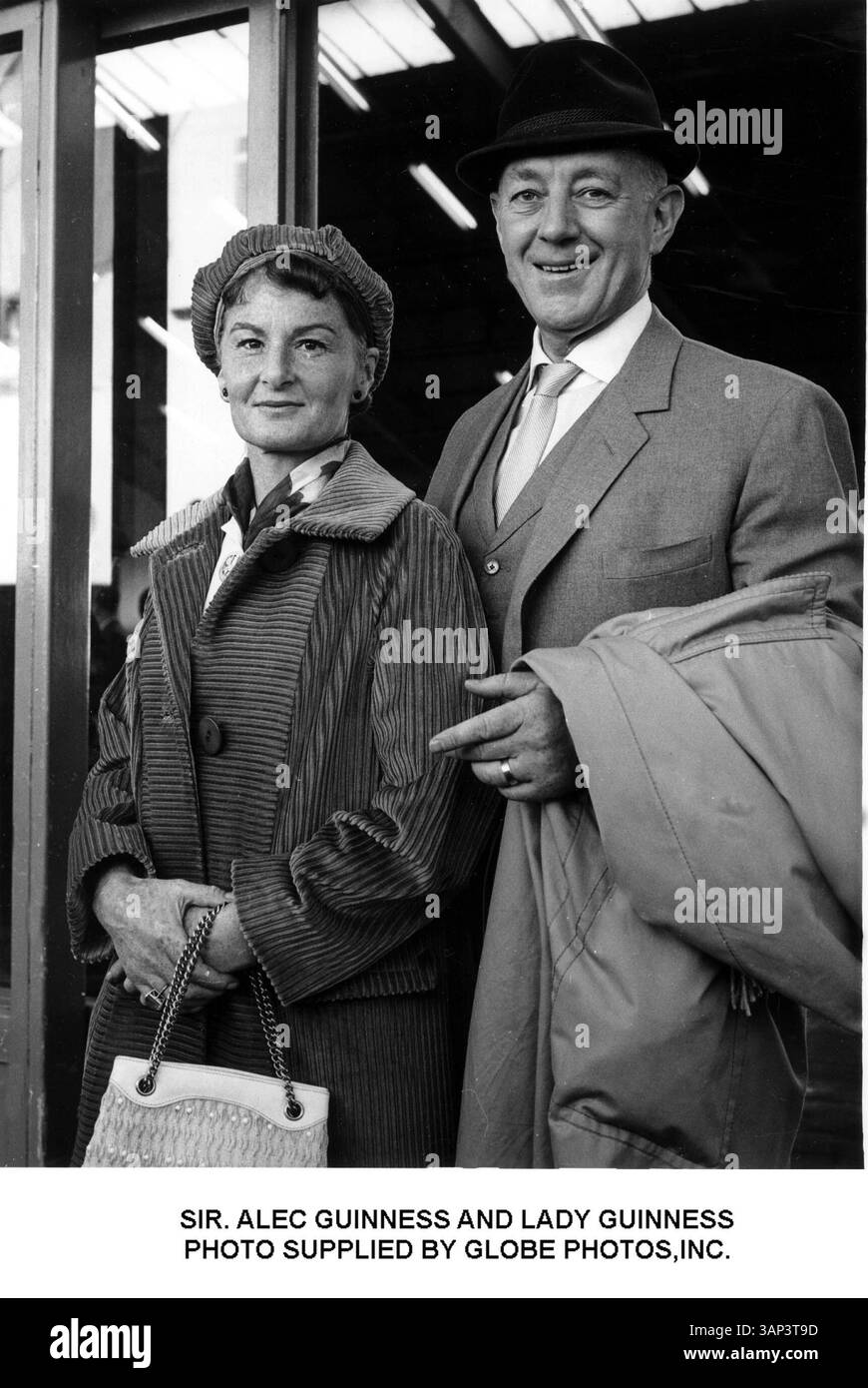 1 gennaio 2011 - SIGNORE. ALEC GUINNESS E LADY GUINNESS. FORNITO DA (immagine di credito: © Globe Photos/ZUMAPRESS.com) Foto Stock
