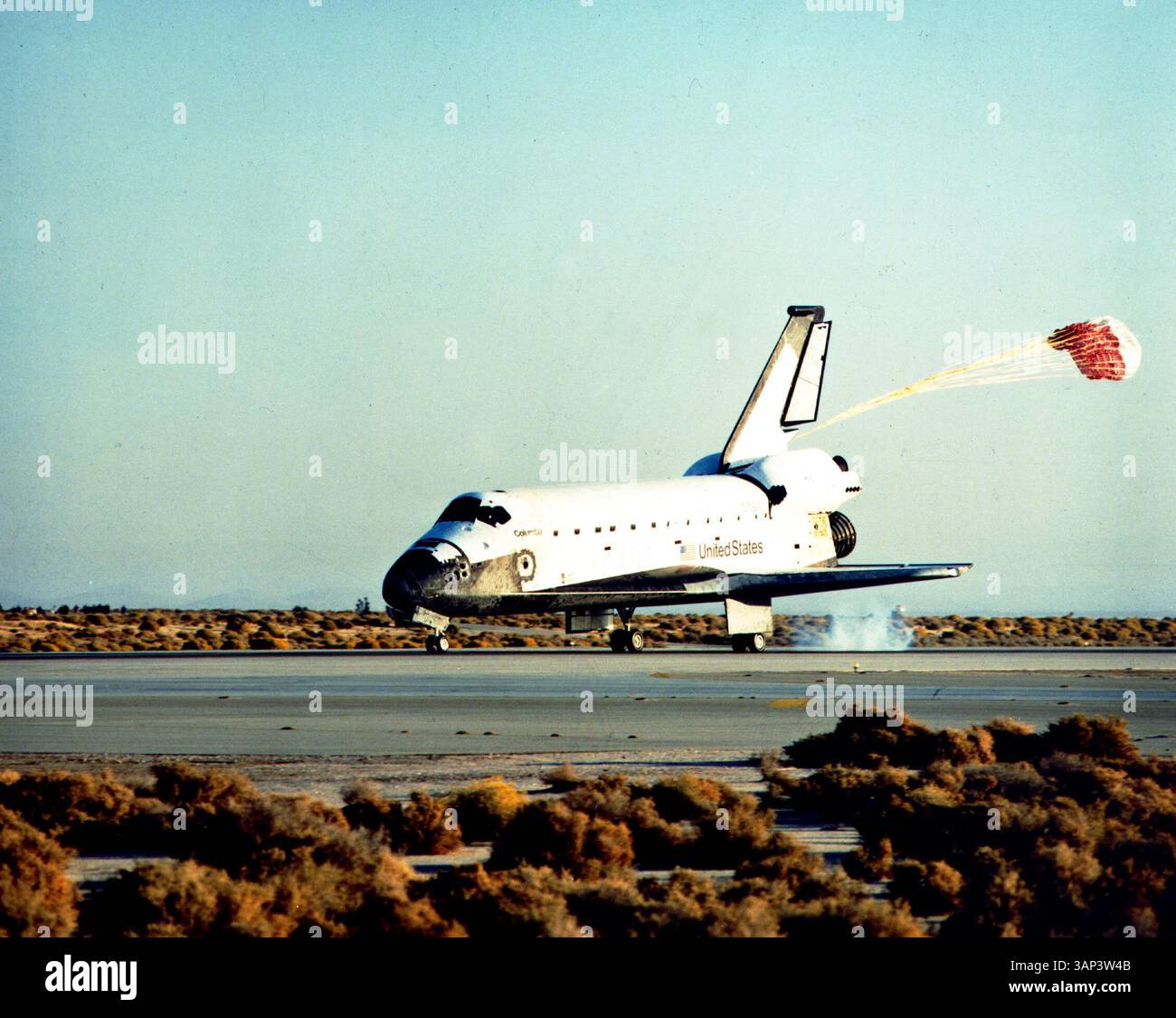 1 gennaio 2011 - S193514 . LA NAVETTA SPAZIALE COLUMBIA ATTERRA IN CALIFORNIA CONCLUDENDO LA MISSIONE DI 14 GIORNI. (Immagine di credito: © NASA/ZUMAPRESS.com) Foto Stock
