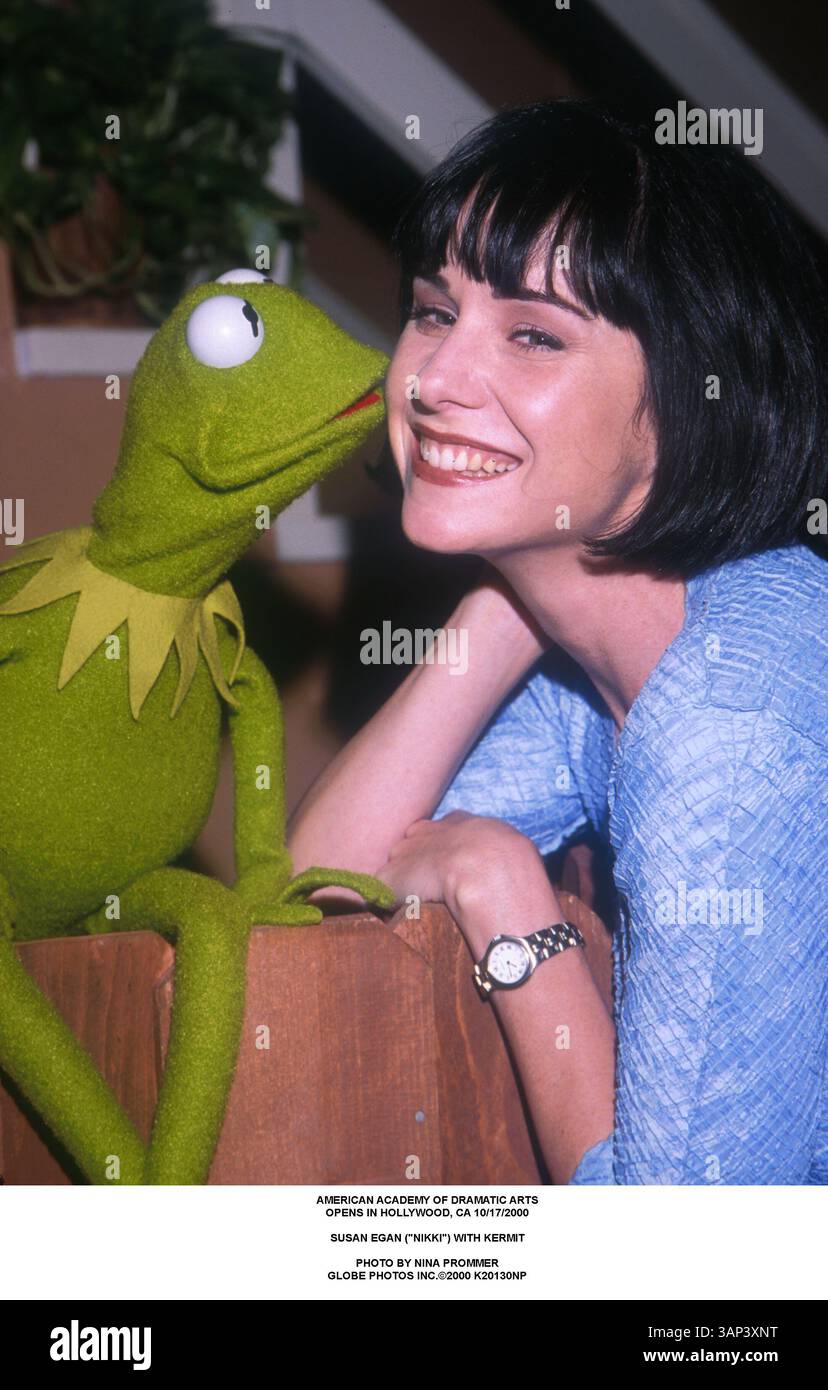 1 GENNAIO 2011 - AMERICAN ACADEMY OF DRAMATIC ARTS. APRE A HOLLYWOOD, CA 17/10/2000..SUSAN EGAN (''NIKKI'') CON KERMIT. NINA PROMMER. 2000 K20130NP(immagine di credito: © Globe Photos/ZUMAPRESS.com) Foto Stock