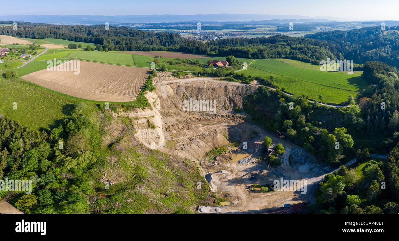 Veduta aerea del verde e dei campi che circondano la Vecchia cava Butschwil, Berna, Svizzera. Foto Stock Veduta aerea del verde e dei campi che circondano la Vecchia cava Butschwil, Berna, Svizzera. Foto Stock