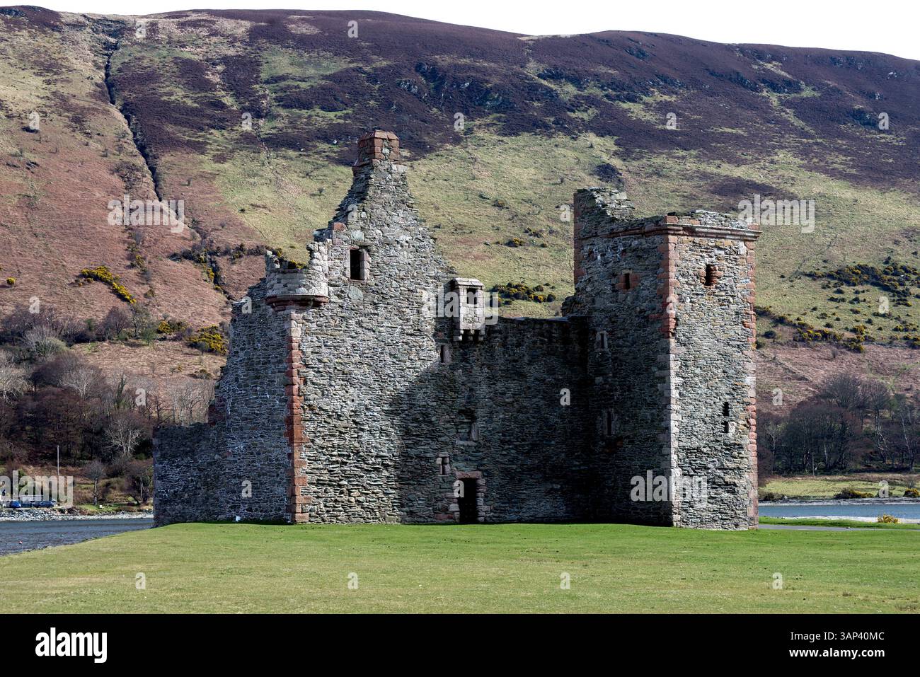 Il castello di Lochranza risale al XIII secolo e si trova su un promontorio a Lochranza, sull'isola di Arran, Scozia, Regno Unito. Foto Stock