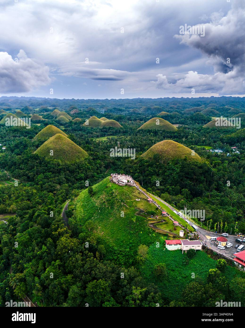 Vista aerea con drone delle Chocolate Hills sull'isola di Bohol, Filippine Foto Stock
