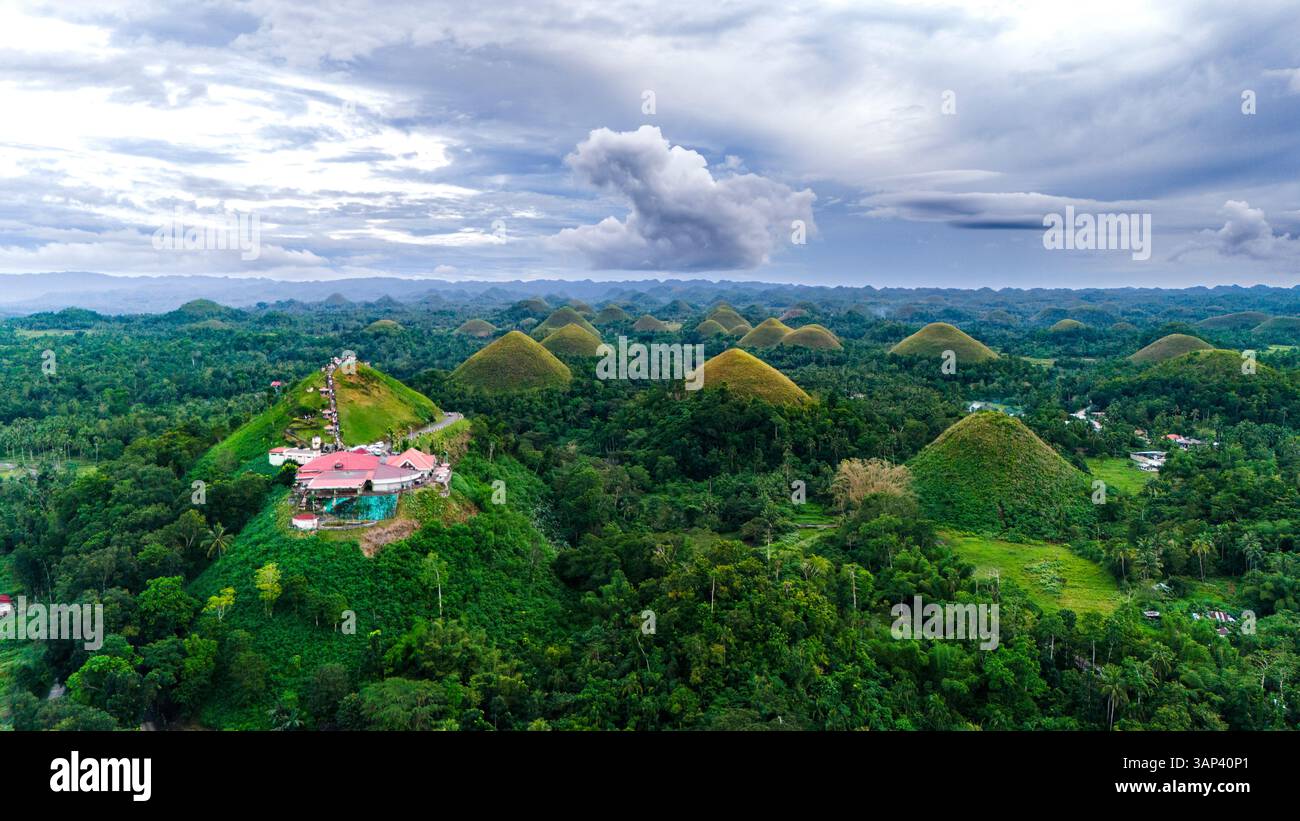 Vista aerea con drone delle Chocolate Hills sull'isola di Bohol, Filippine Foto Stock