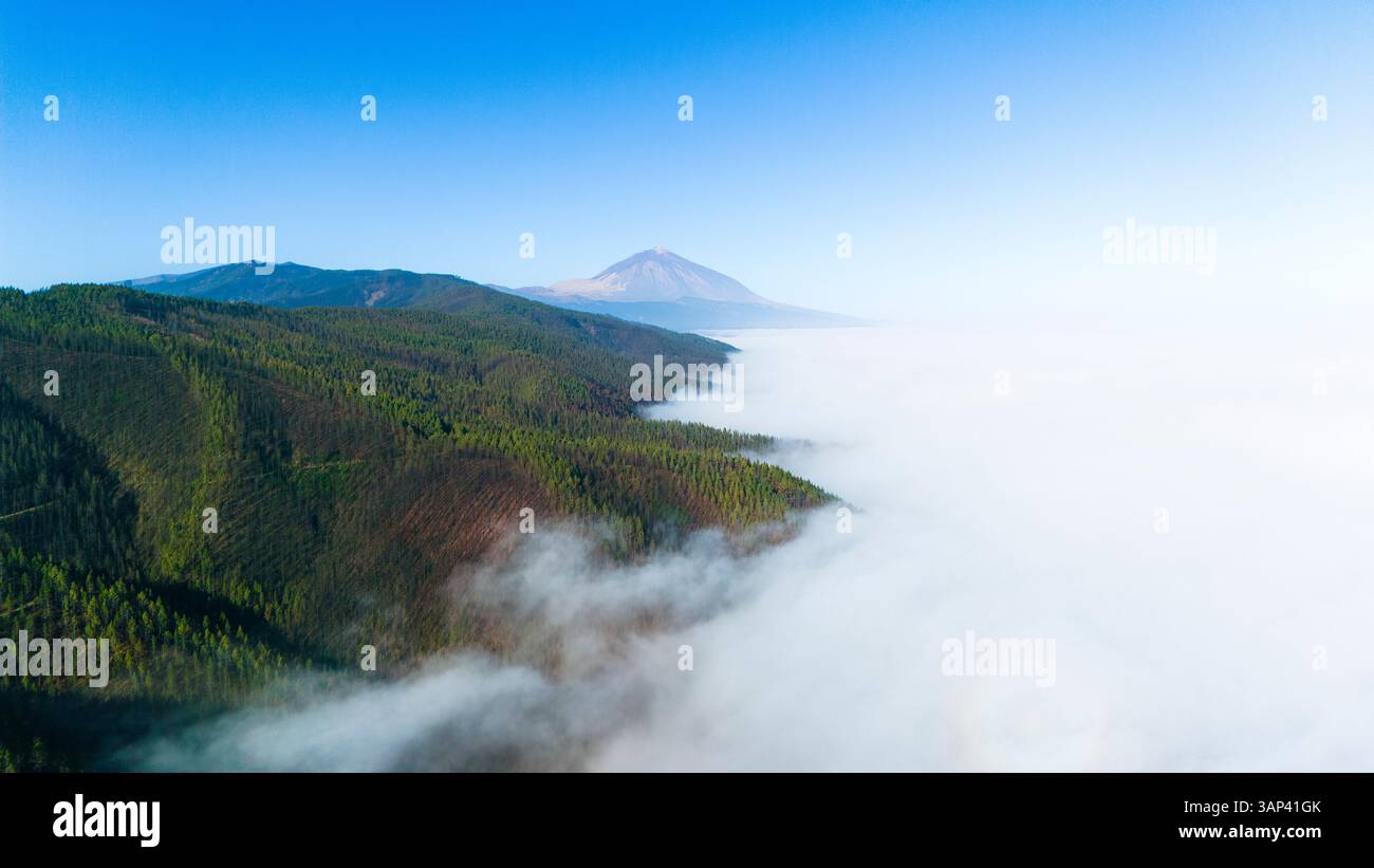 Vista aerea del Teide in Parque Nacional del Teide, la vetta più alta della Spagna, isola di Tenerife Foto Stock