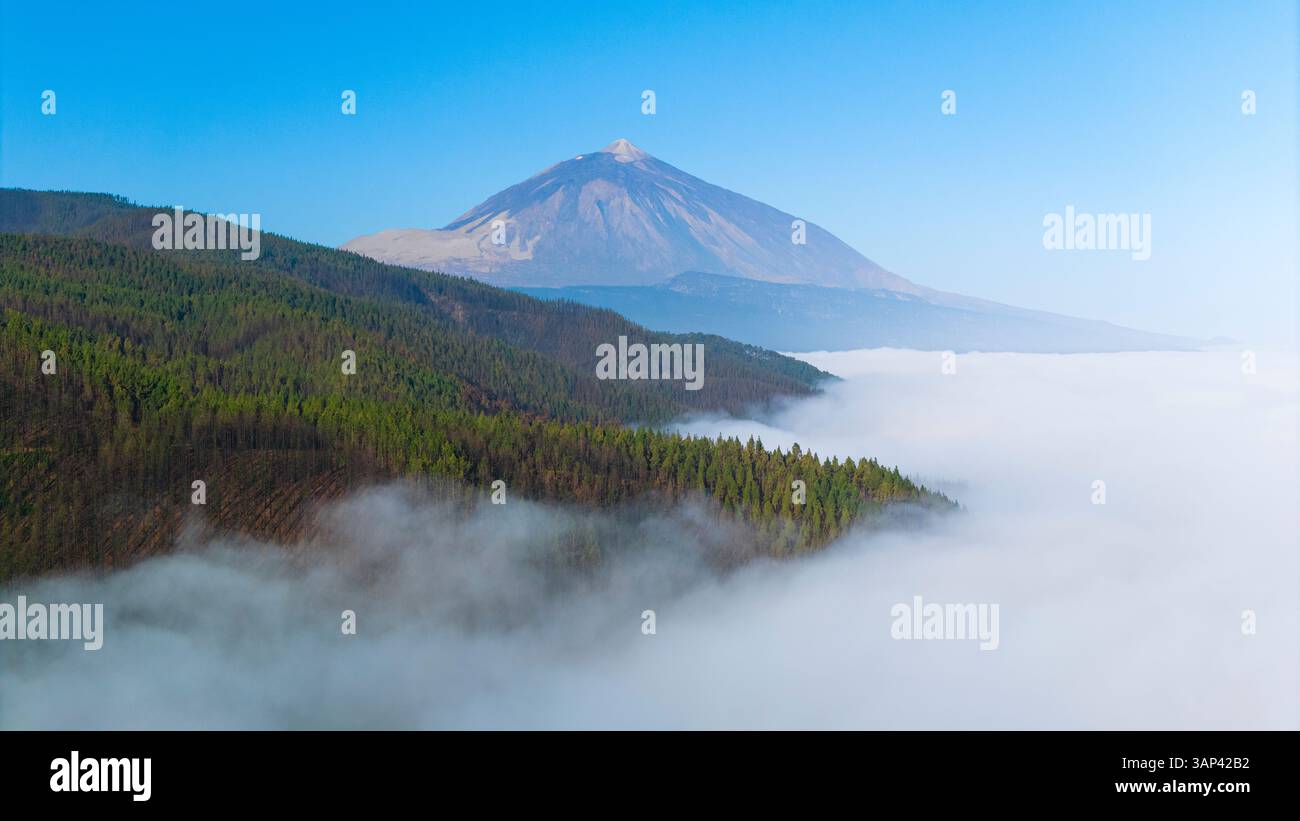 Vista aerea del Teide in Parque Nacional del Teide, la vetta più alta della Spagna, isola di Tenerife Foto Stock
