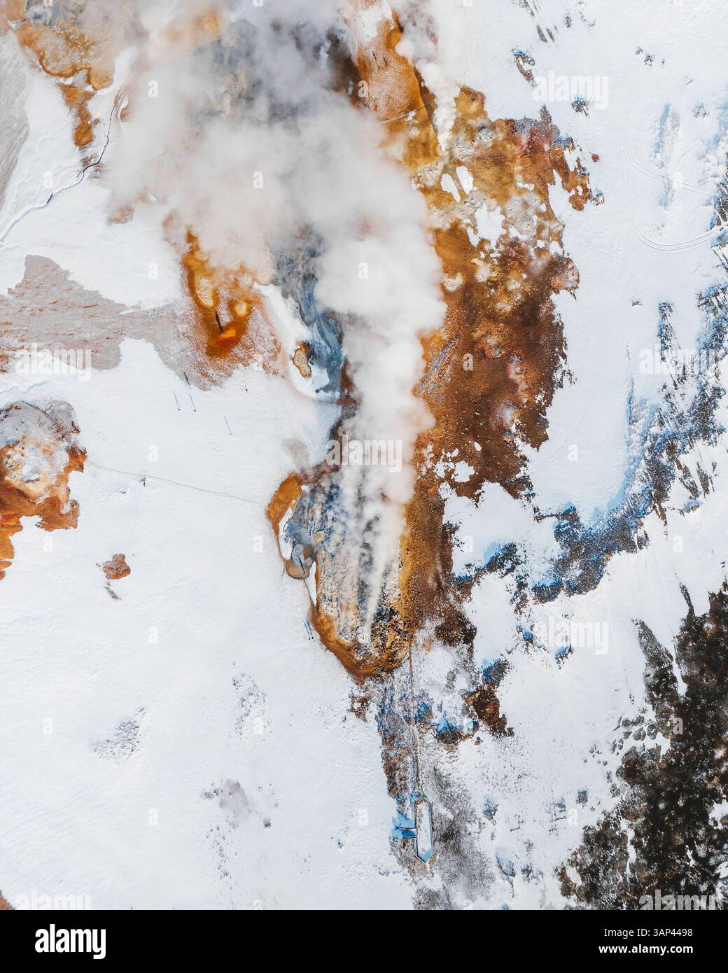 Vista aerea dall'alto dell'area geotermica di Hverir, dei geyser del Surfur e delle sorgenti di acqua calda, attrazione turistica, Islanda settentrionale. Foto Stock