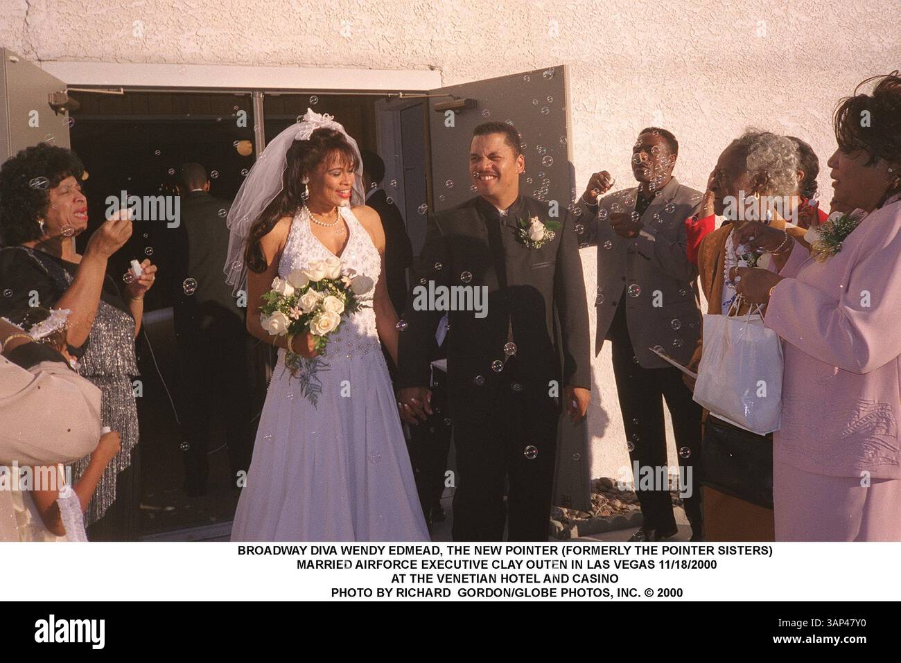 1 GENNAIO 2011 - BROADWAY DIVA WENDY EDMEAD, IL NUOVO PUNTATORE (PRECEDENTEMENTE LE SORELLE POINTER). MARRIED AIRFORCE EXECUTIVE CLAY OUTEN A LAS VEGAS 18/11/2000. AL VENETIAN HOTEL AND CASINO. RICHARD GORDON/ 2000 (immagine di credito: © Globe Photos/ZUMAPRESS.com) Foto Stock