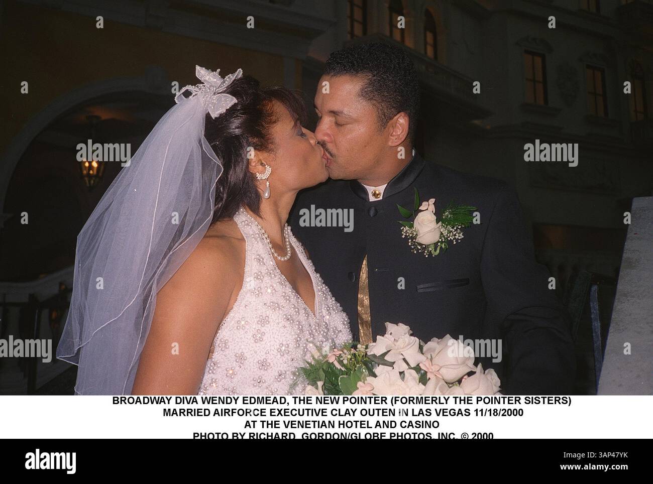 1 GENNAIO 2011 - BROADWAY DIVA WENDY EDMEAD, IL NUOVO PUNTATORE (PRECEDENTEMENTE LE SORELLE POINTER). MARRIED AIRFORCE EXECUTIVE CLAY OUTEN A LAS VEGAS 18/11/2000. AL VENETIAN HOTEL AND CASINO. RICHARD GORDON/ 2000 (immagine di credito: © Globe Photos/ZUMAPRESS.com) Foto Stock