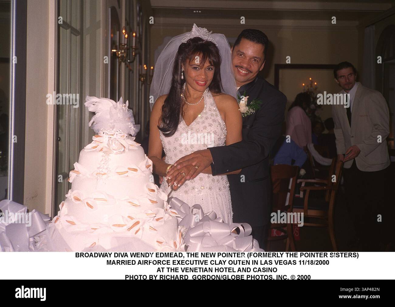 1 GENNAIO 2011 - BROADWAY DIVA WENDY EDMEAD, IL NUOVO PUNTATORE (PRECEDENTEMENTE LE SORELLE POINTER). MARRIED AIRFORCE EXECUTIVE CLAY OUTEN A LAS VEGAS 18/11/2000. AL VENETIAN HOTEL AND CASINO. RICHARD GORDON/ 2000 (immagine di credito: © Globe Photos/ZUMAPRESS.com) Foto Stock