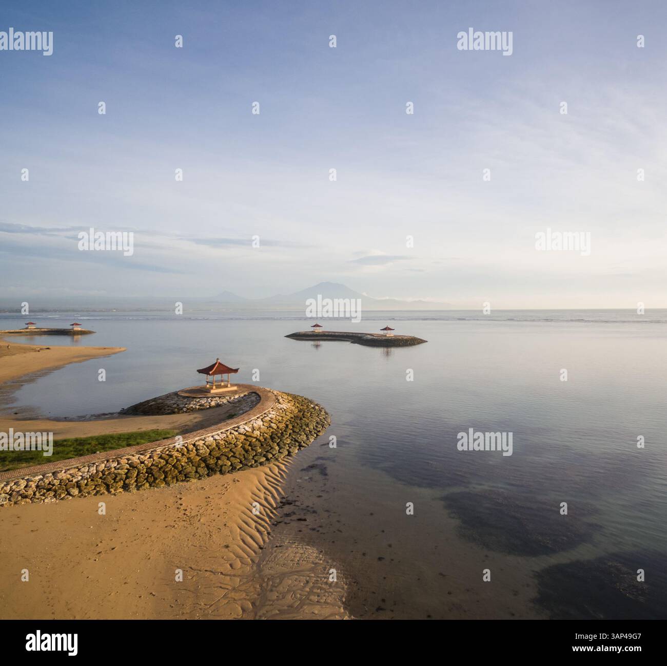Vista aerea astratta della formazione di pietra costiera artificiale con pagoda e paesaggio marino, Pantai Karang, Bali. Foto Stock