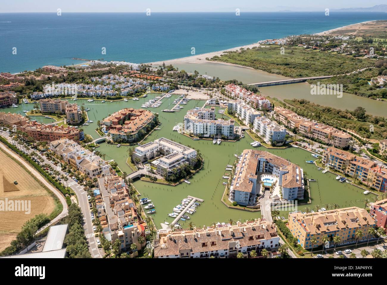 Vista aerea di Puerto Sotogrande con Marina club, San Roque, Cadice, Andalusia, Spagna. Foto Stock