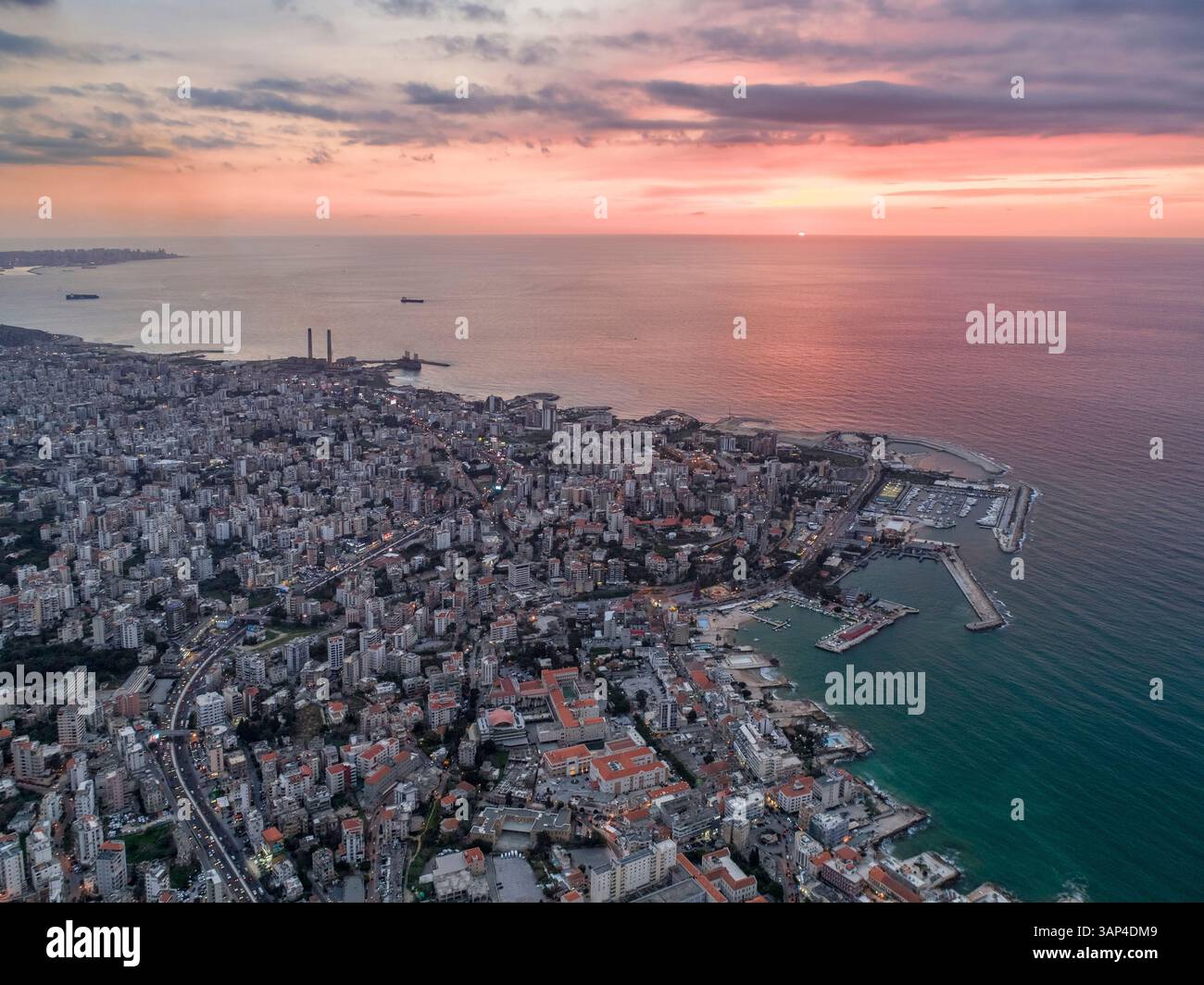 Vista aerea del centro di Jounieh al tramonto lungo il Mar Mediterraneo, Jounieh, Libano Foto Stock