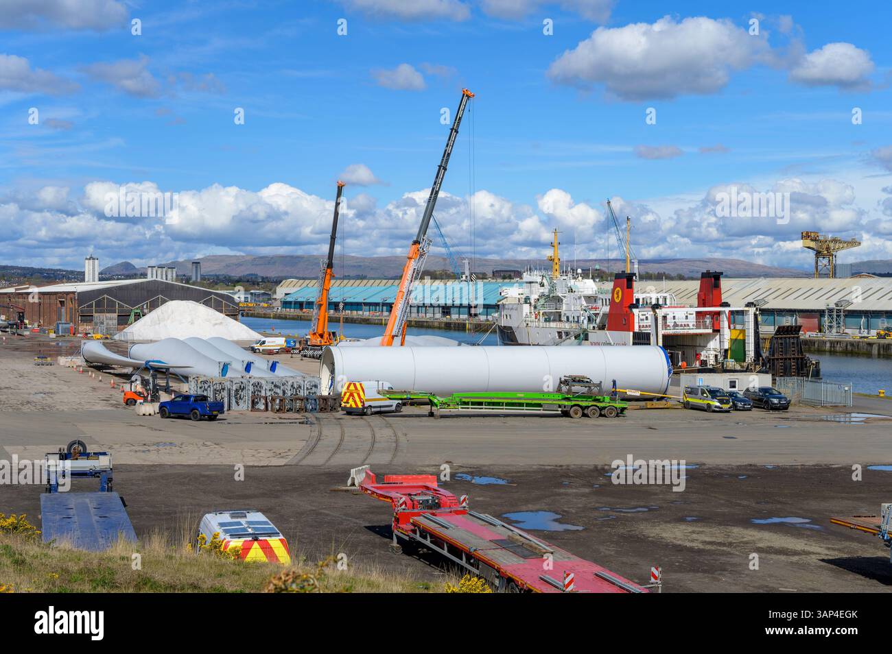 Componenti per turbine eoliche in un deposito presso il molo King George V in attesa di essere trasportati, Braehead vicino a Glasgow, Scozia, Regno Unito, Europa Foto Stock