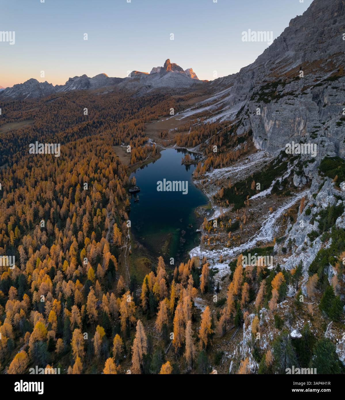 Veduta aerea del lago alpino e degli alberi autunnali del Lago di Federa, Dolomiti, Italia. Foto Stock