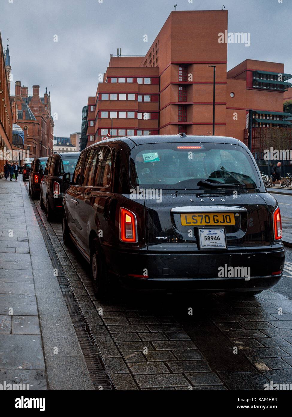 London taxi Queue fuori dalla stazione di St Pancras Londra. London taxi Rank. London Station taxi Foto Stock