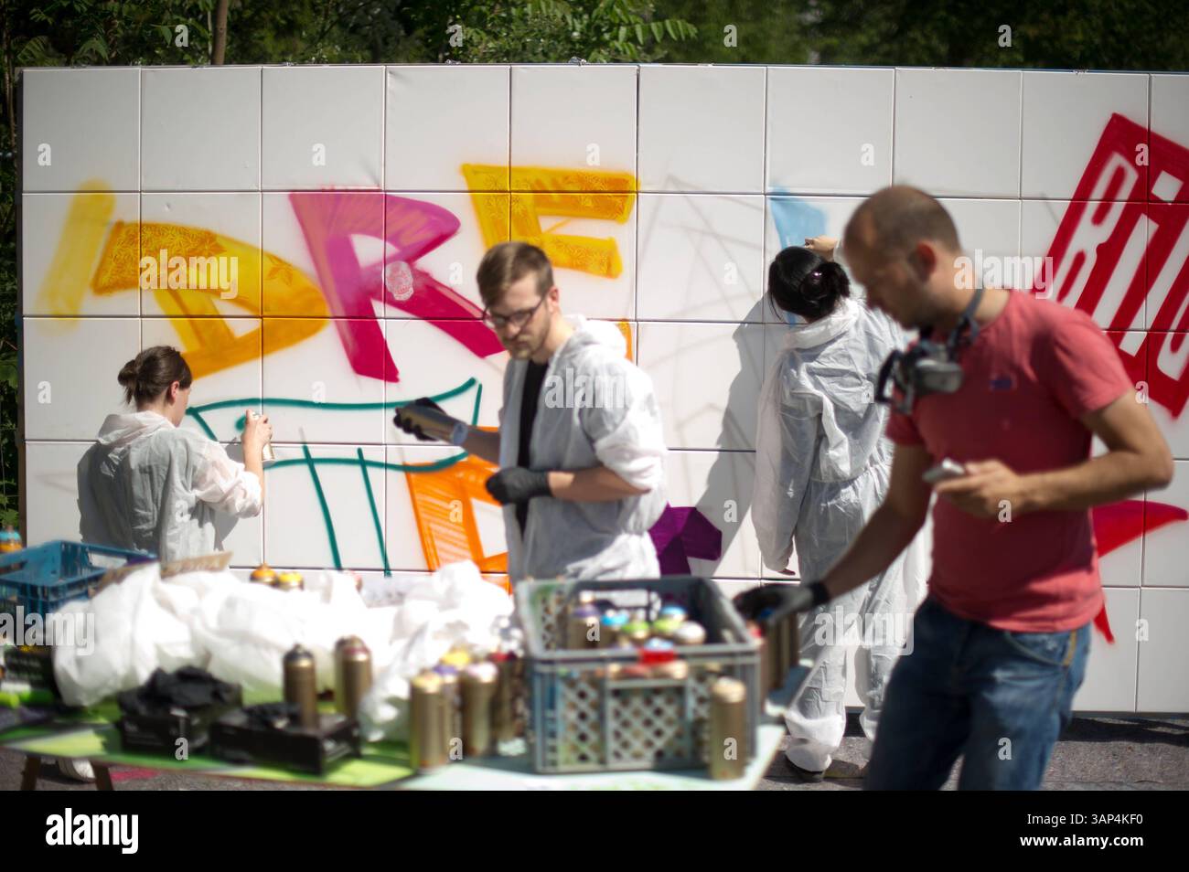 Agentur artmos4 gibt Graffiti-Workshop. 13.05.2015 Offenbach Agentur artmos4 gibt Graffiti-Workshop. Spraydosen Offenbach Offenbach Assia Germania *** l'agenzia artmos4 dà workshop sui graffiti 13 05 2015 l'agenzia Offenbach artmos4 offre laboratori sui graffiti bombolette spray Offenbach Offenbach Assia Germania Foto Stock