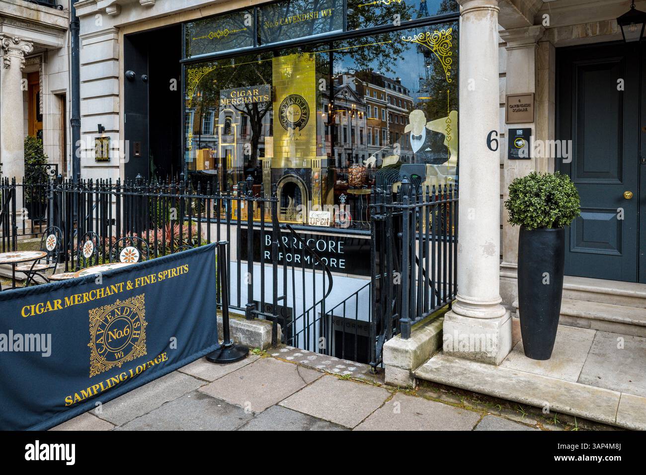 No.6 Cavendish Cigar Merchants - No.6 Cavendish Cigar Store al 6 Cavendish Square London si descrive come il miglior Cigar Shop di Londra. Foto Stock