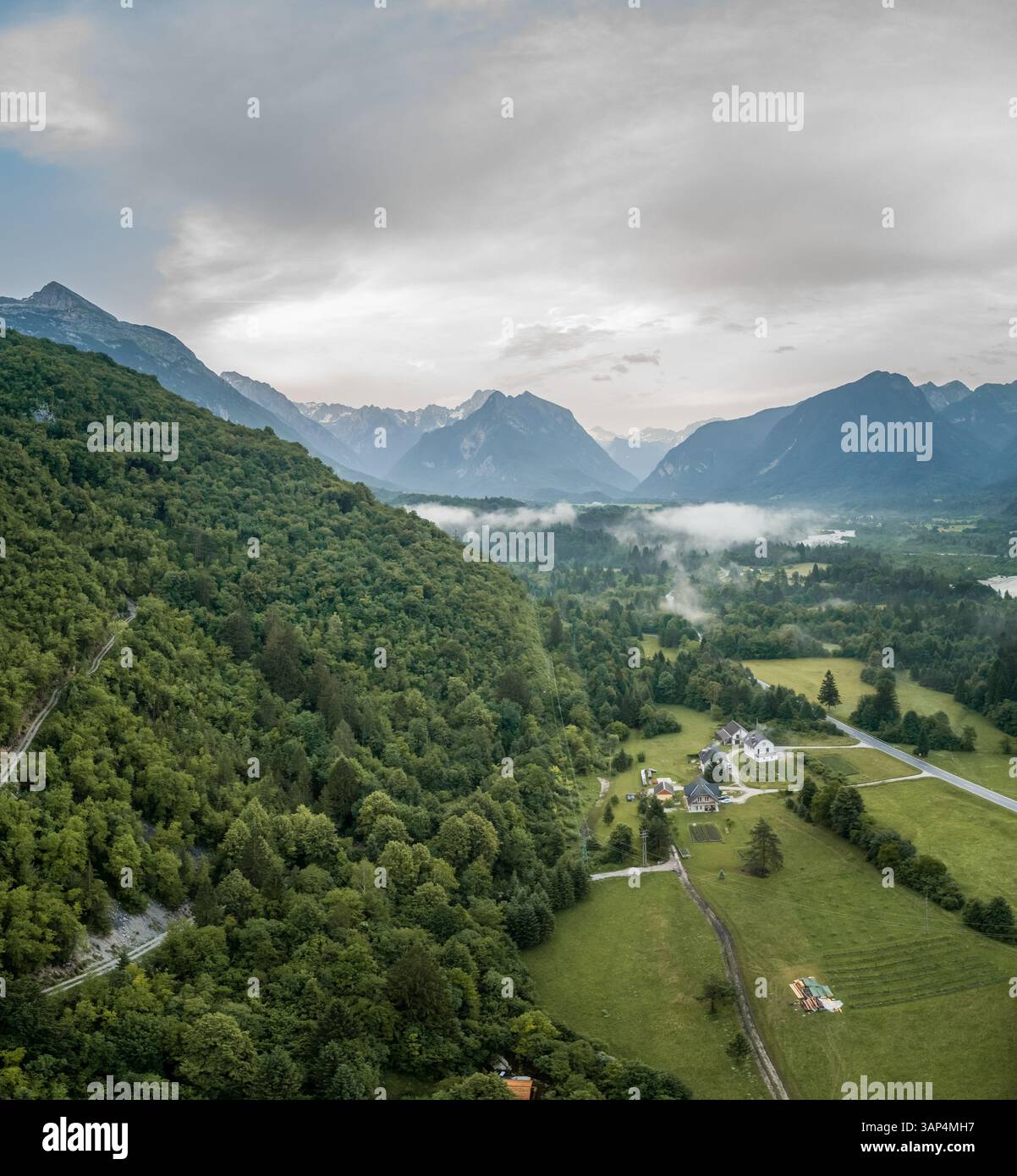 Veduta aerea della valle del Soca nebbiosa in Slovenia. Foto Stock