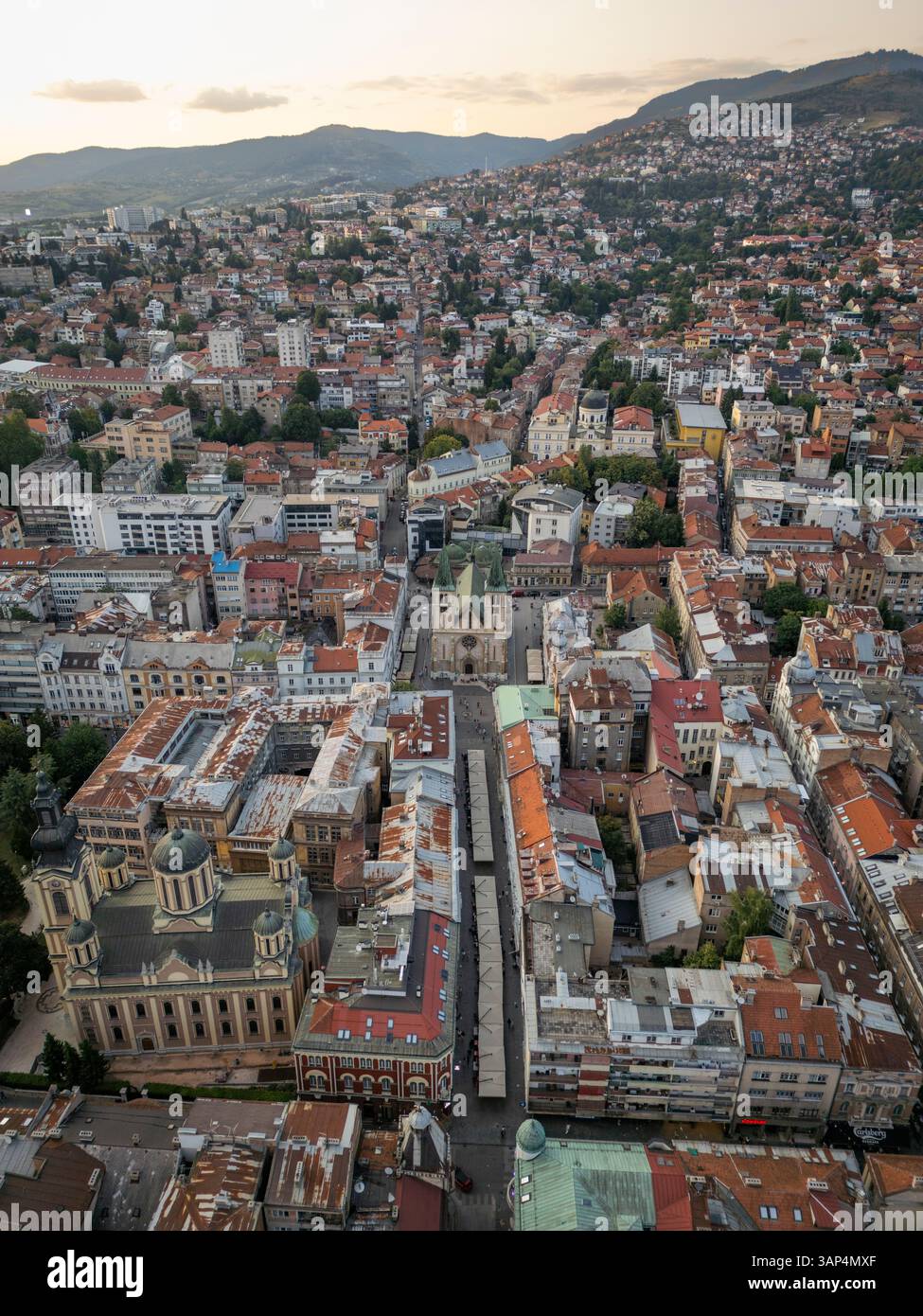 Veduta aerea della splendida Bascarsija e della Cattedrale del Sacro cuore nel paesaggio storico della città, Sarajevo, Bosnia ed Erzegovina. Foto Stock