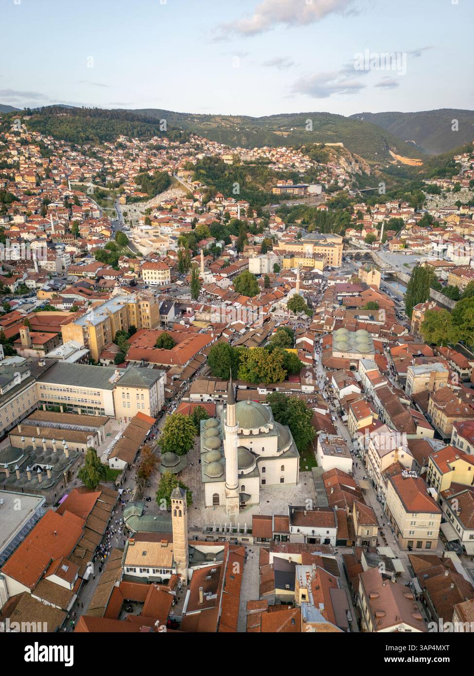 Vista aerea di Bascarsija con la storica moschea Gazi Husrev-Beg e case medievali circondate da montagne e vegetazione, Sarajevo, Bosnia ed Herz Foto Stock