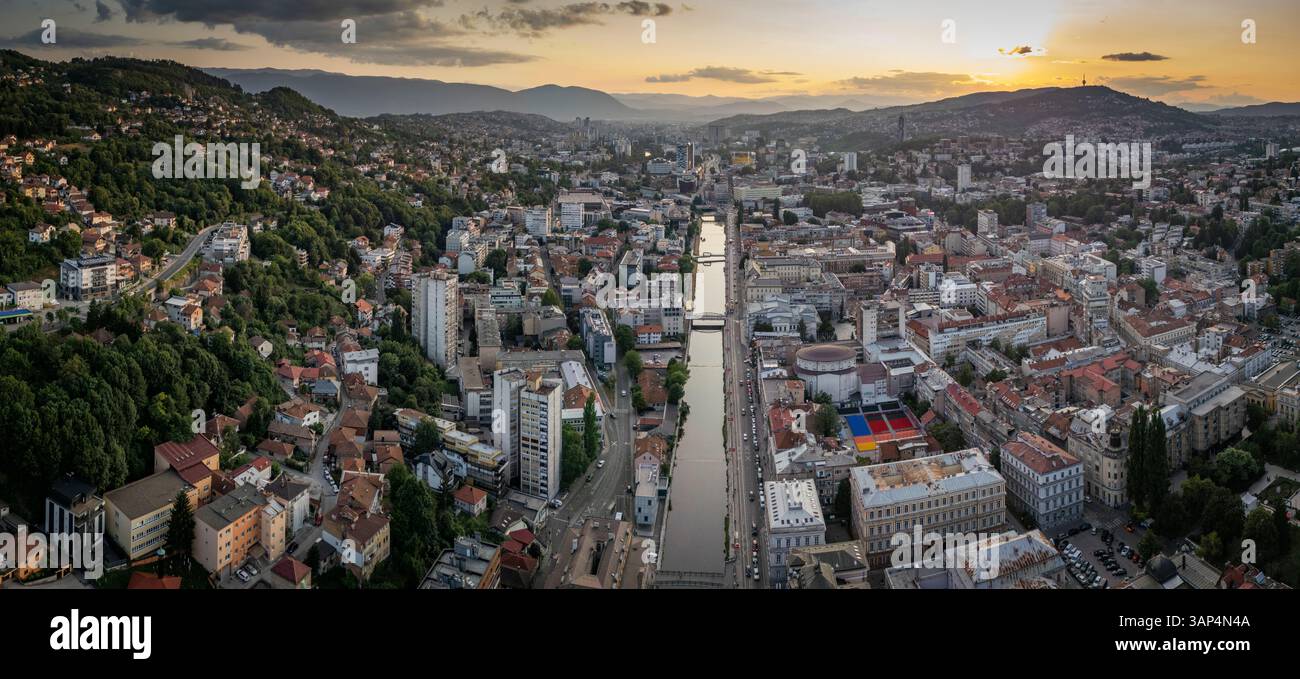 Vista aerea di Bascarsija e del fiume Miljacka al tramonto con colline panoramiche ed edifici storici, Sarajevo, Bosnia ed Erzegovina. Foto Stock