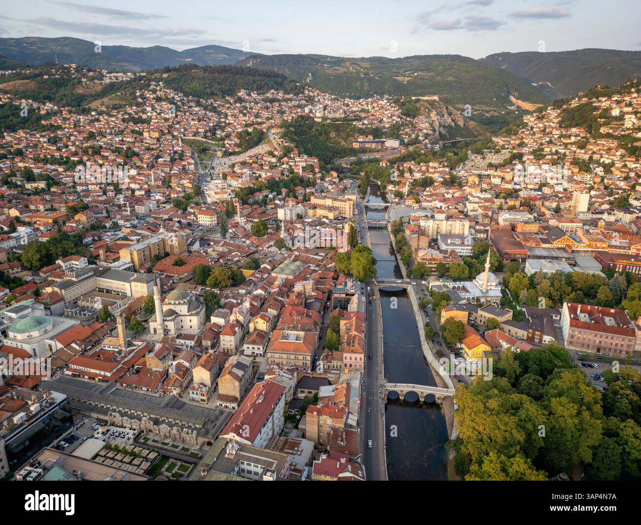 Vista aerea di Bascarsija e del fiume Miljacka con architettura storica e tetti vivaci, Sarajevo, Bosnia ed Erzegovina. Foto Stock