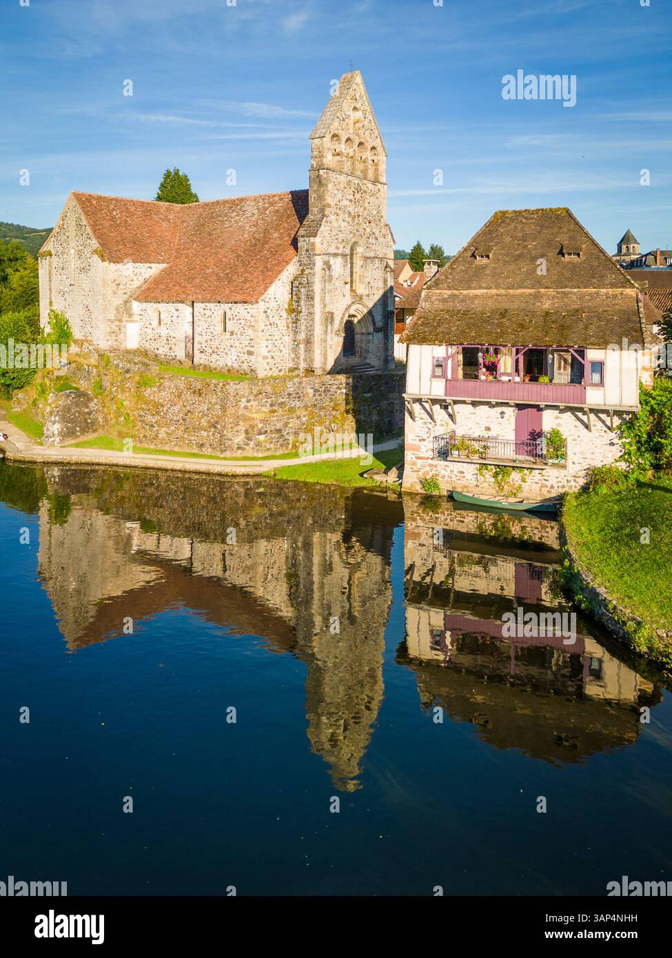 Vista aerea della pittoresca Beaulieu sur Dordogne con un'affascinante chiesa e un tranquillo fiume, Correze, Francia. Foto Stock